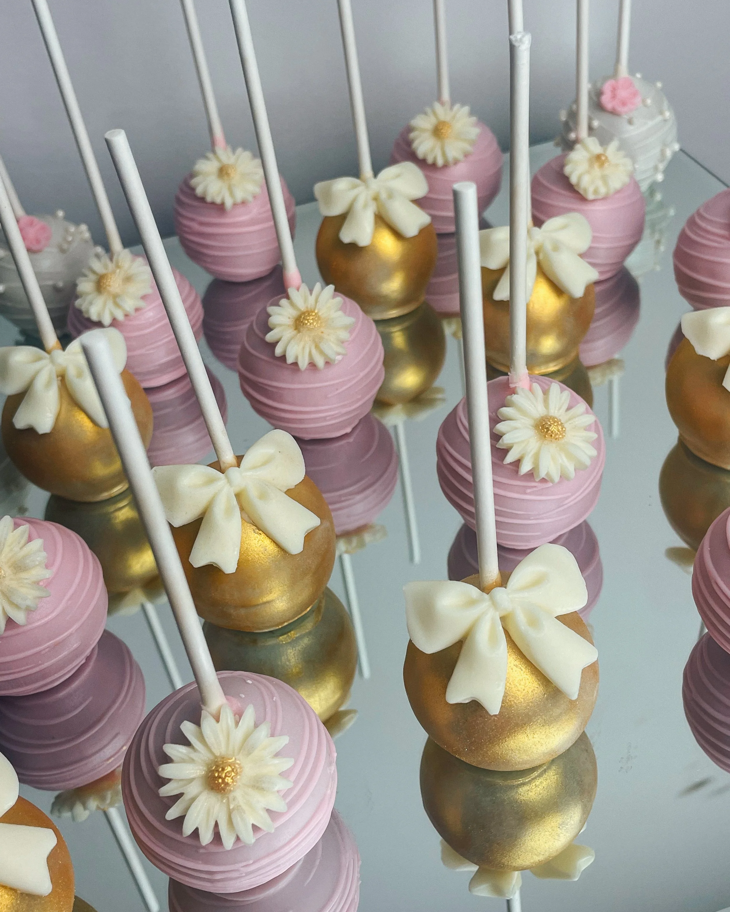 gold+bows+cake+pops+mirror.png