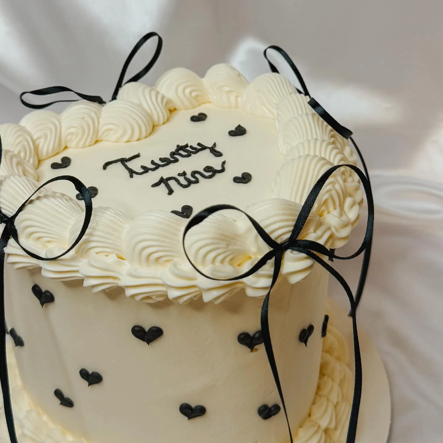 A classic birthday vintage cake with bows never goes out of style ♡

Link in bio to order ♡

📍St. Petersburg, FL 

#stpetecakes #tampacakes #cake #clearwatercakes #stpetebakery