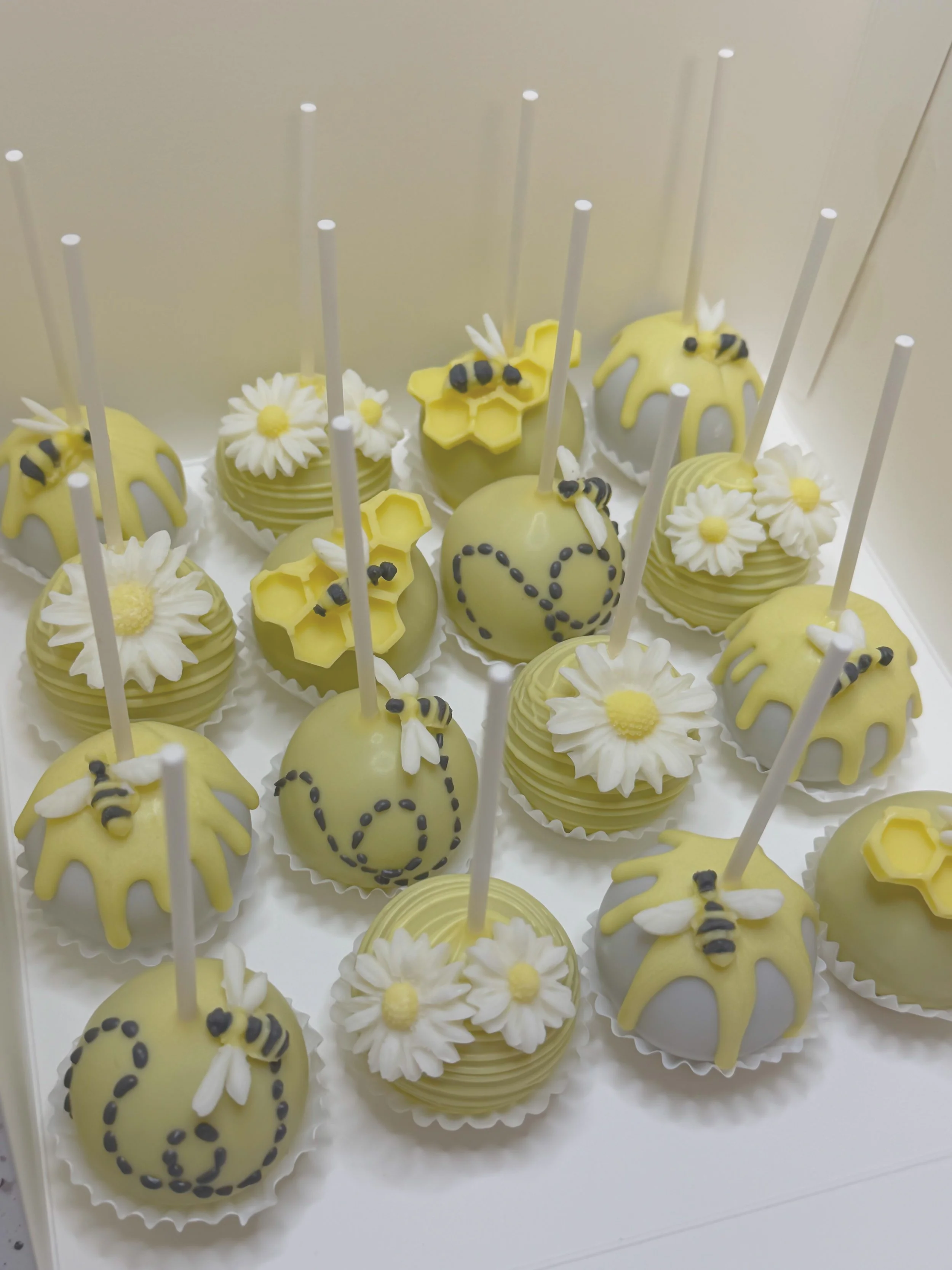 bee+cake+pops.png