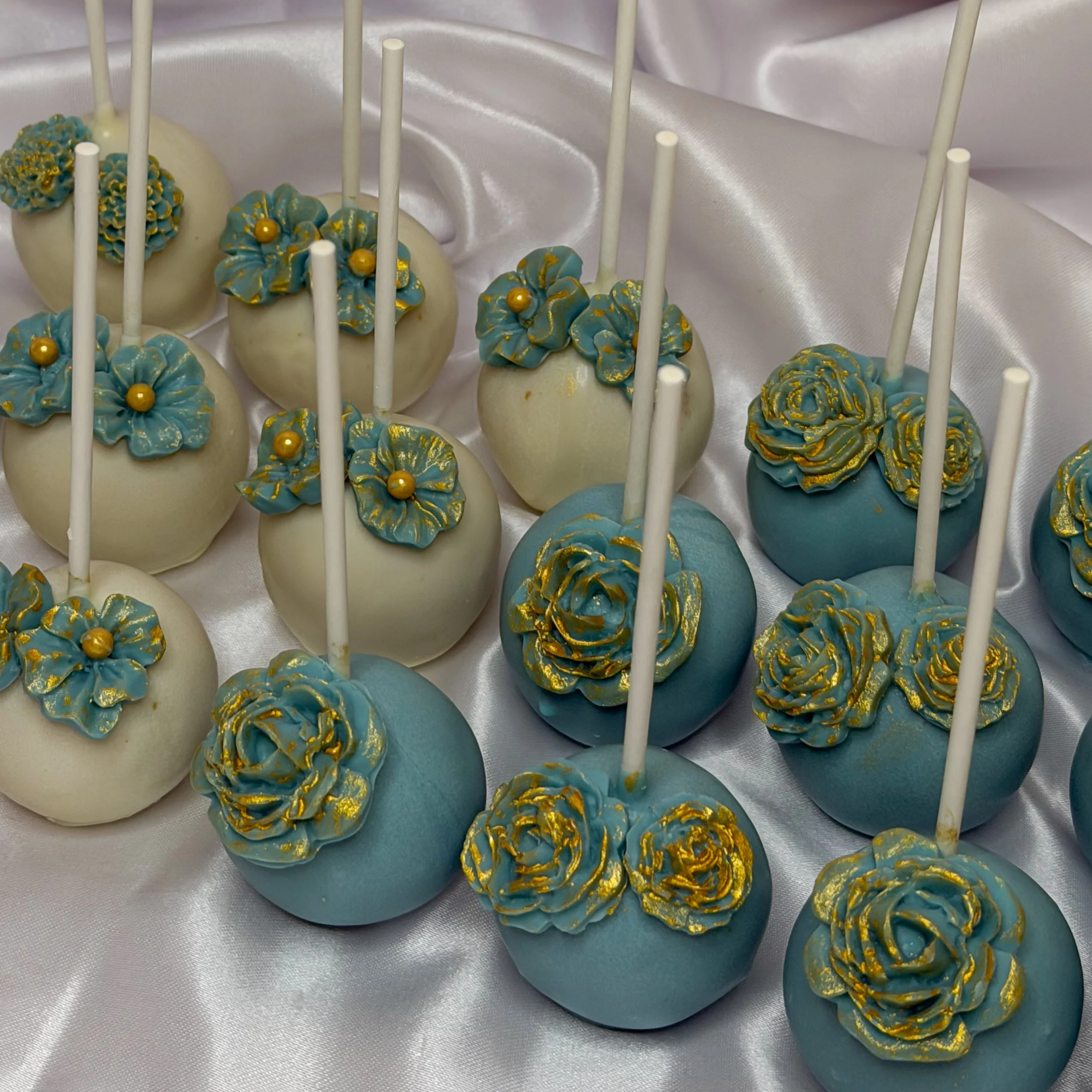 blue+floral+cake+pops.png