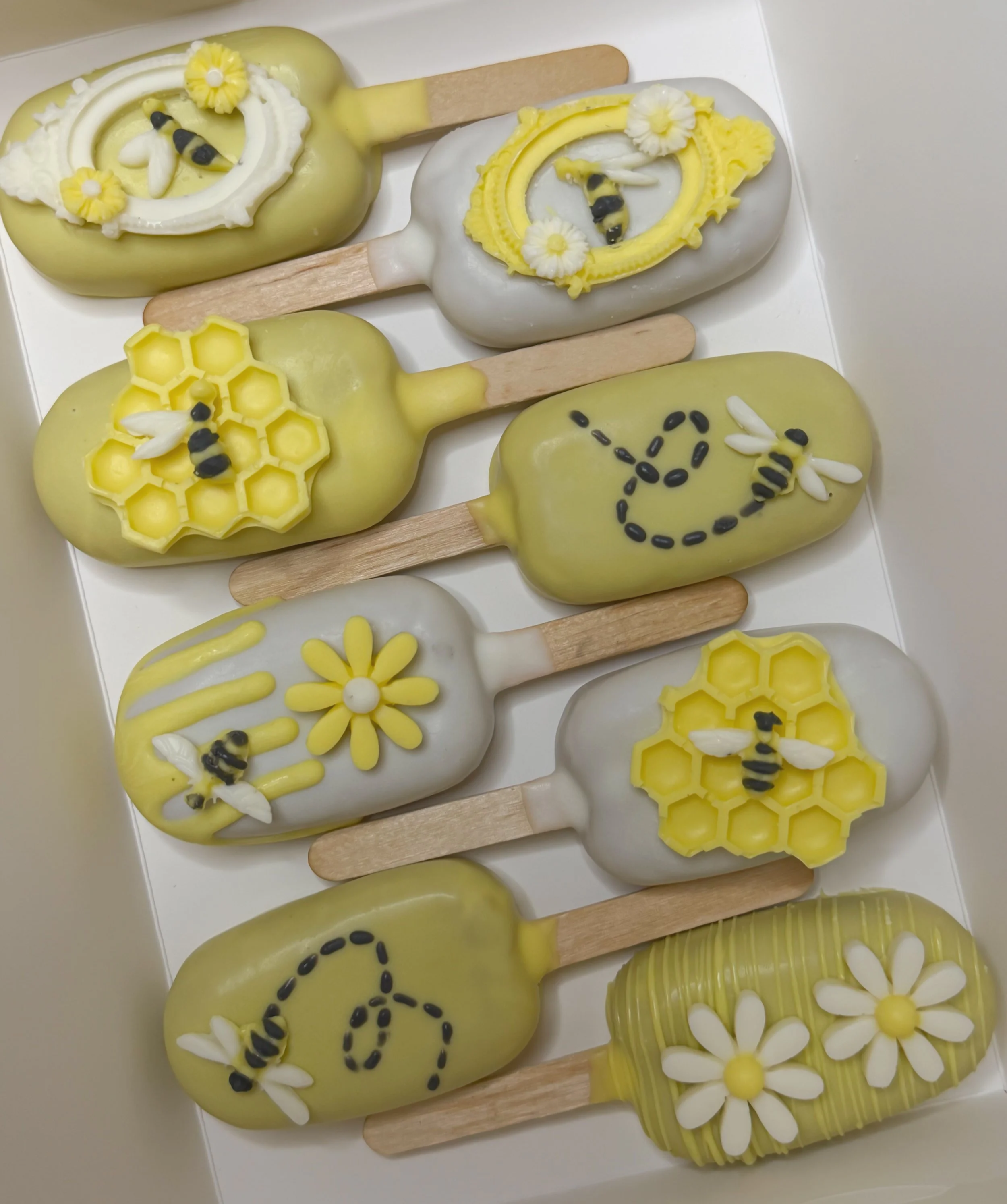 bee+cakesicles.png