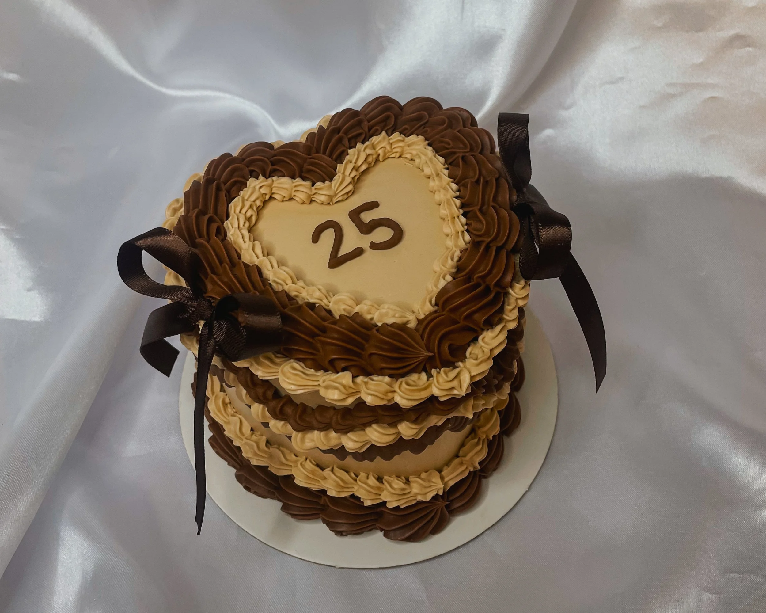 brwn vintage cake.png