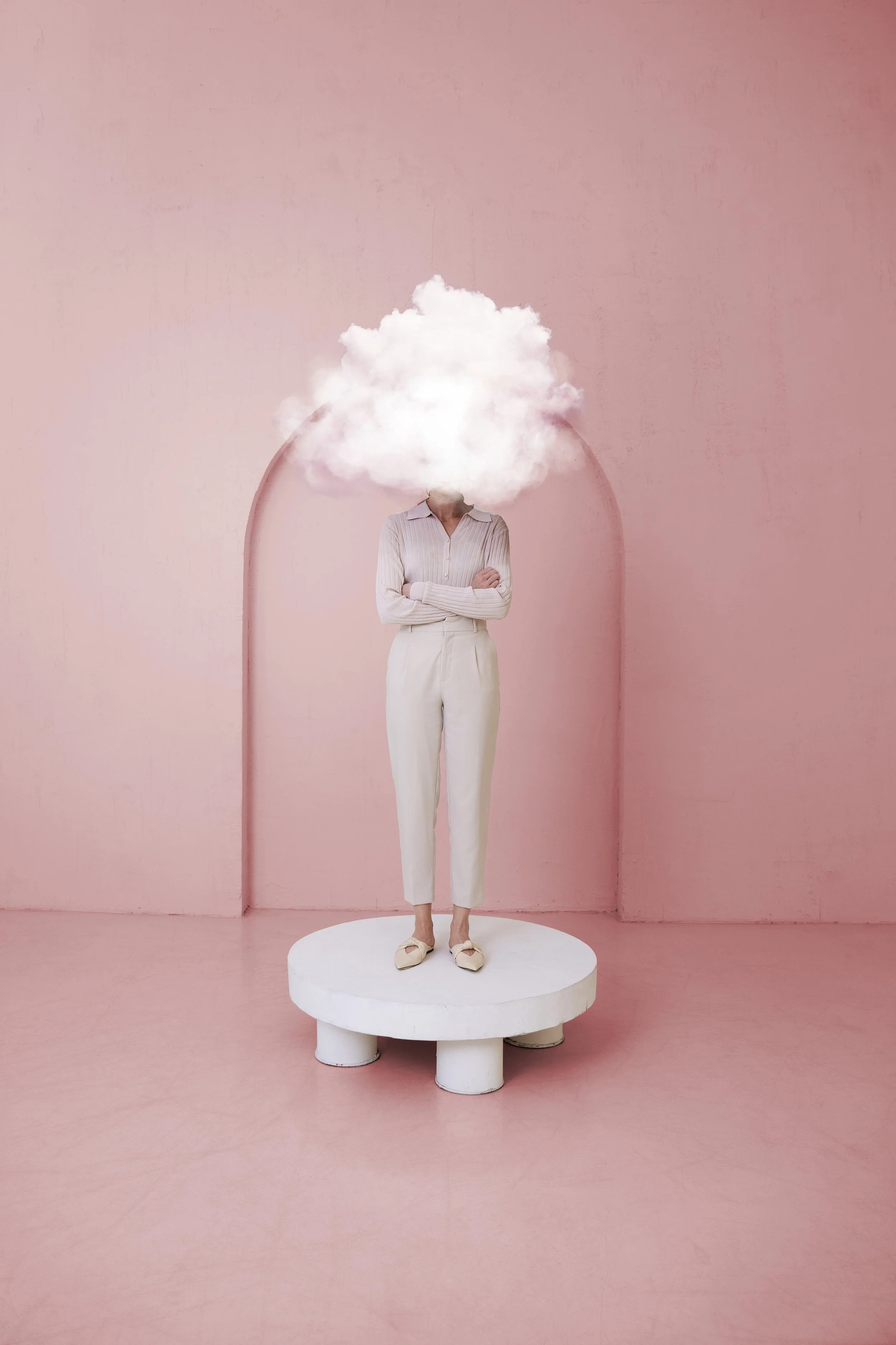 Photo d'une femme avec un nuage à la place de la tête