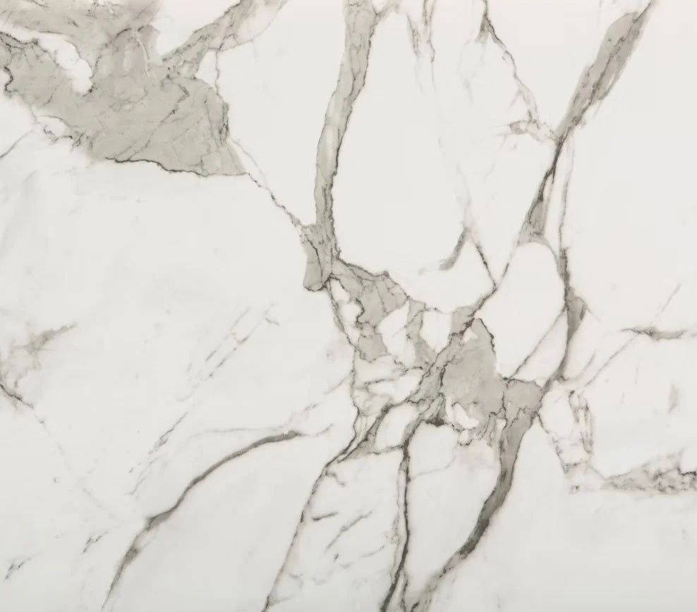 Surface en marbre blanc avec veines grises et noires.