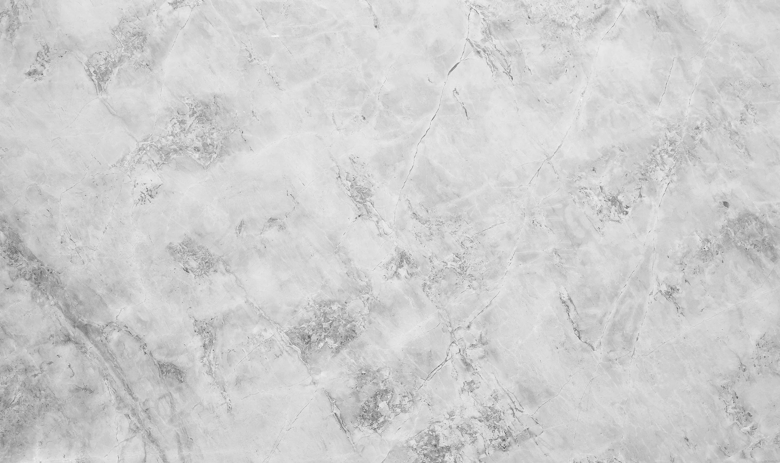 Surface en marbre gris clair avec veines et textures naturelles.