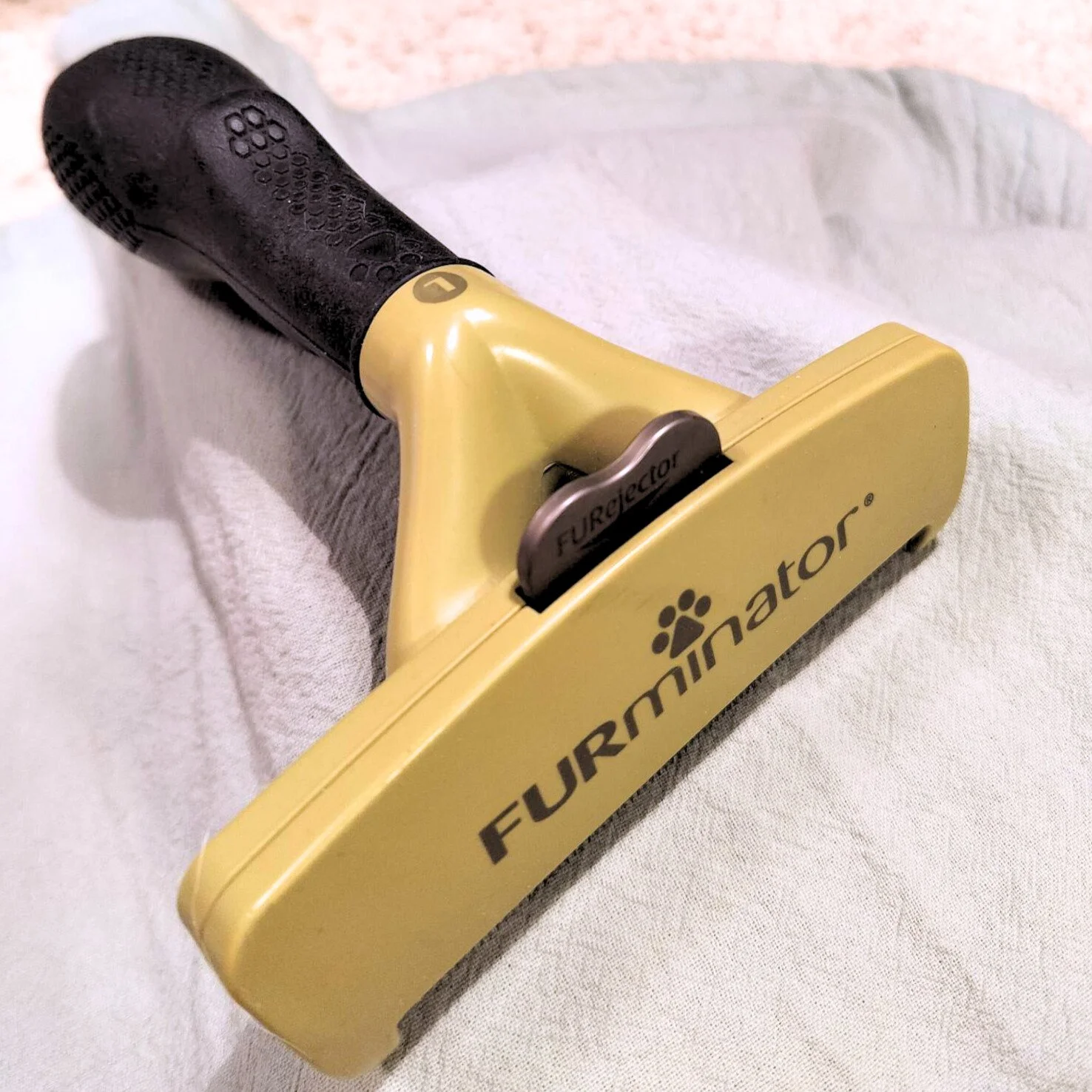 de-shedding tool used to remove loose hair and undercoat from double coated pets