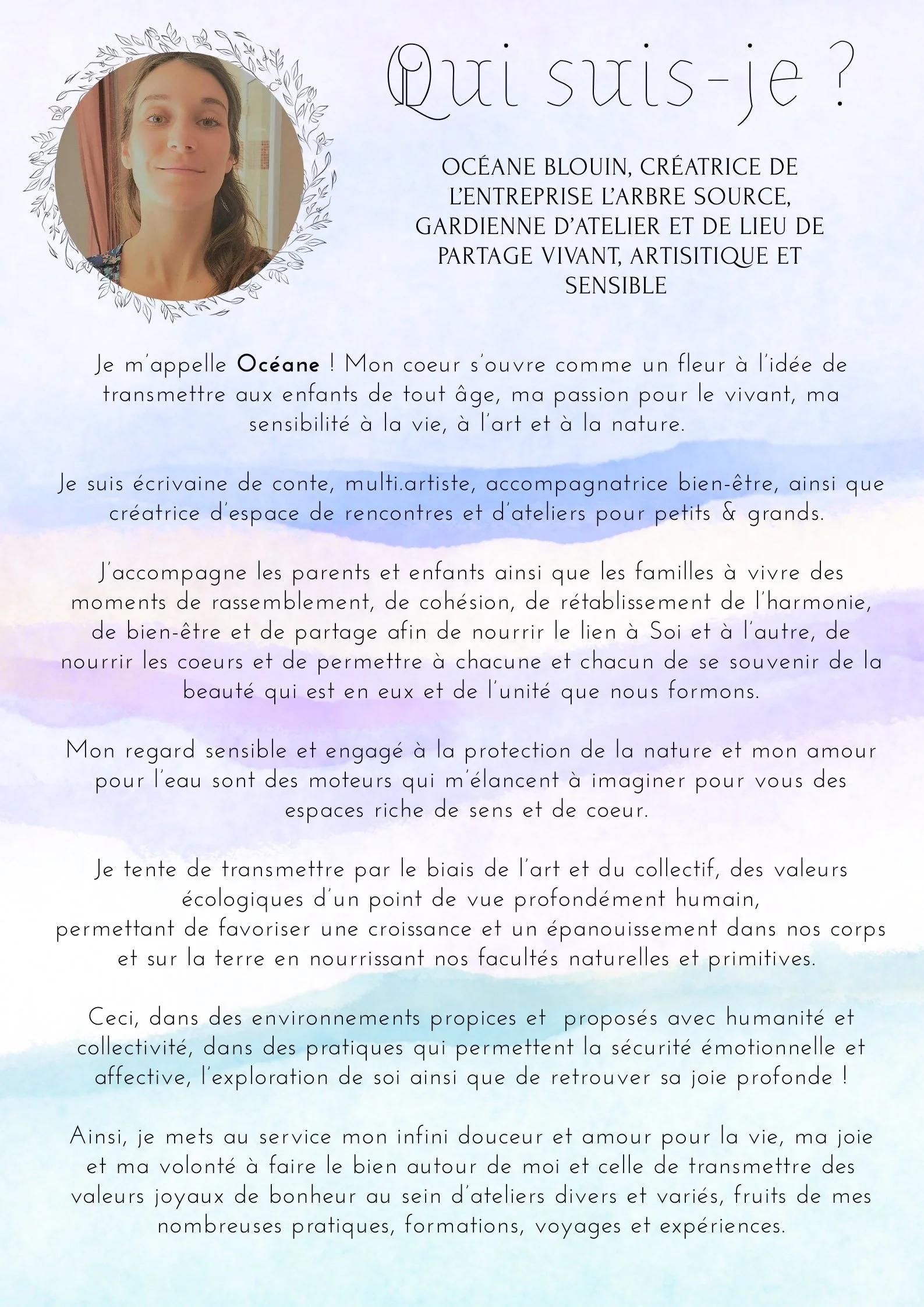 Portrait d'une femme souriante, encadrée par un dessin de feuilles, avec un fond dégradé pastel. Description d'une personne créative, sensible et engagée dans la protection de la nature et la transmission de valeurs humaines.