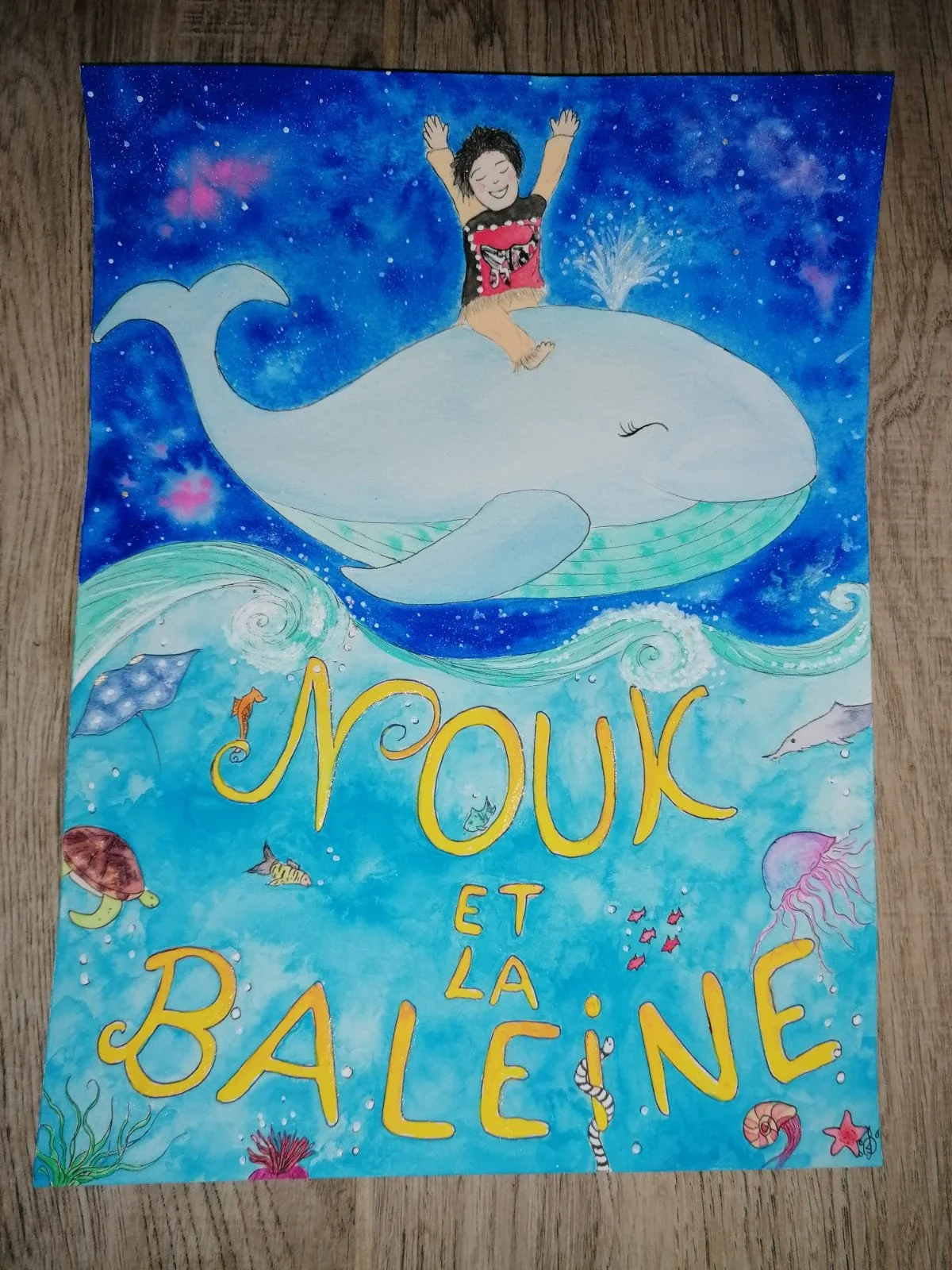 Une illustration colorée montrant une baleine nageant dans la mer avec un enfant assis dessus, sous un ciel étoilé. Le texte en français dit 'NOUX ET LA BALEINE'.
