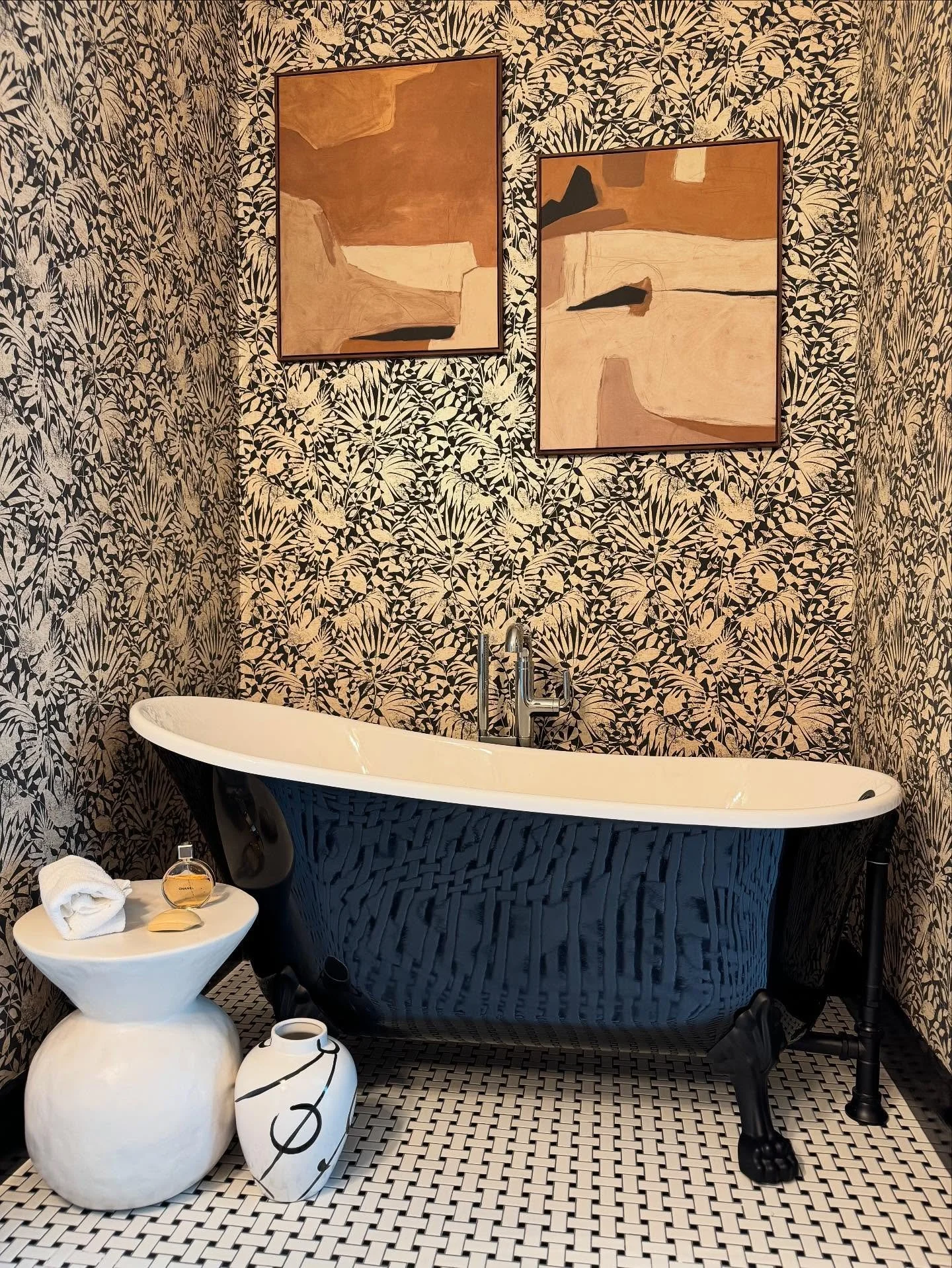 One of our primary bedrooms has the bathtub of your, my and our dreams 🫧