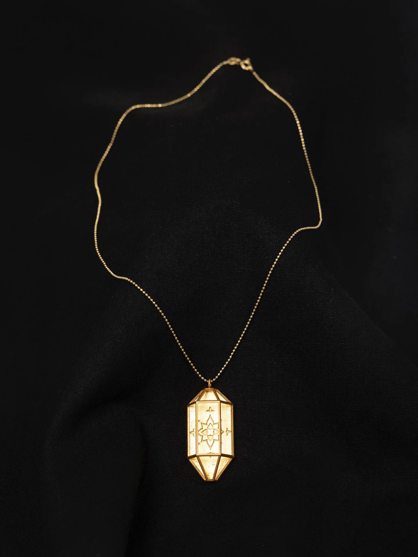 Pendente MINI LANTERNA 
.
. 
Gioiello realizzato per la @theplaceofwonders.foundation nato dall&rsquo;unione tra la forma delle lanterne che adornano le vie fiorentine e le decorazioni policrome della Facciata di Santa Maria Novella, in particolare q