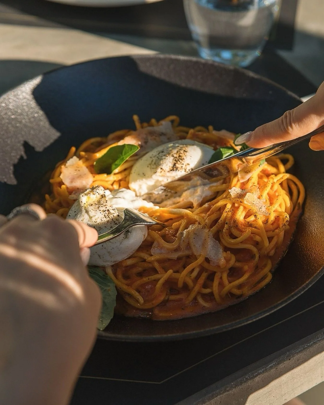 Midday cravings, satisfied.
Fresh pasta, creamy burrata, and a well-deserved pause at Blends. Your perfect excuse for a lunch break done right.

#blendsglyfada #lunchbreak