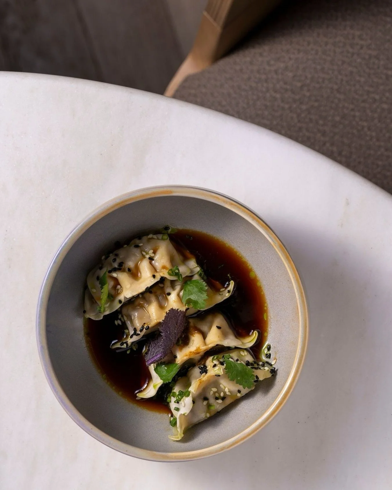 Handcrafted wagyu gyoza in a soy-sesame reduction, finished with herbs and black sesame.
Refined flavors designed for slow moments and good company.

#blendsglyfada #signaturebites #gastronomy