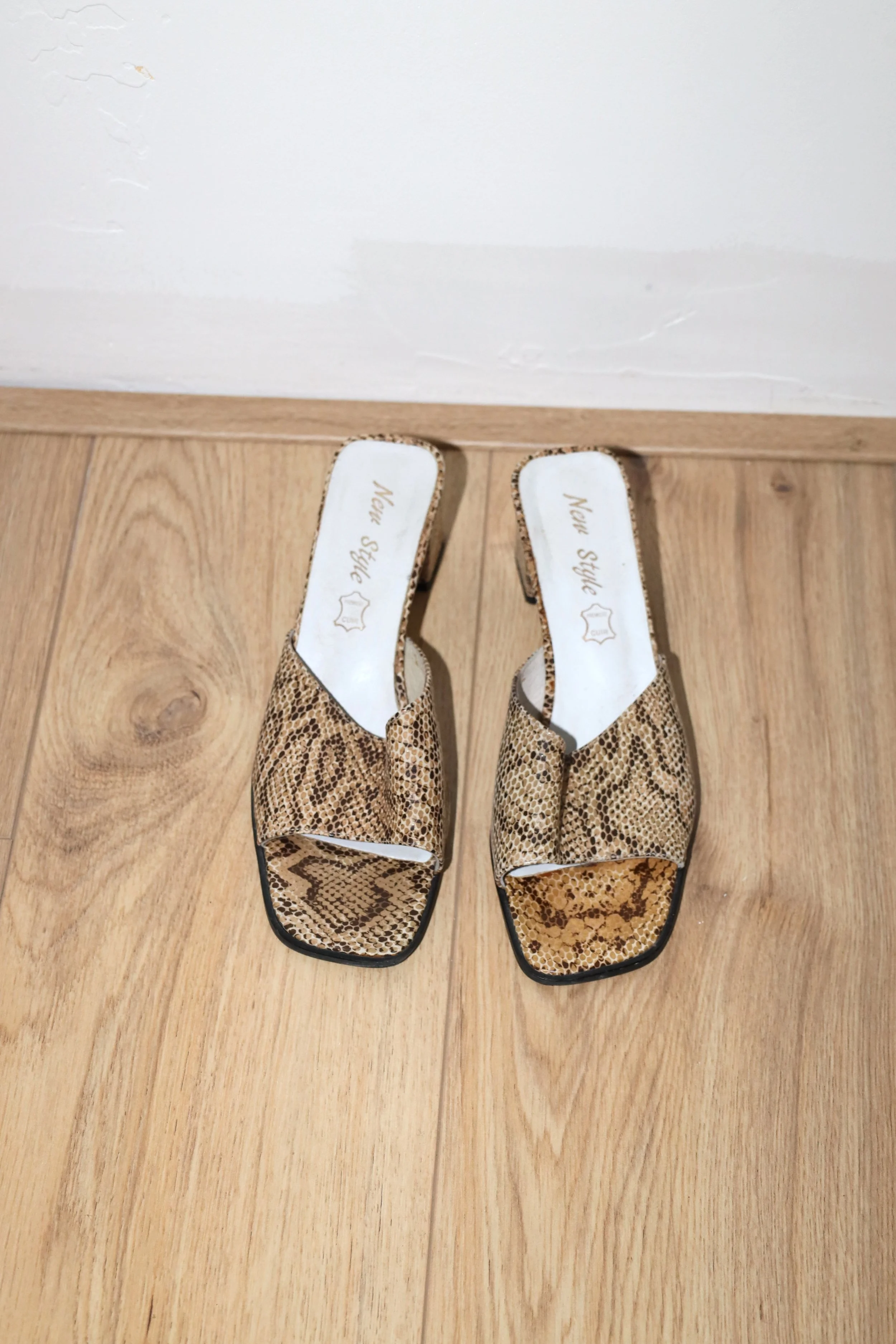 OPEN TOE SNAKE MULES