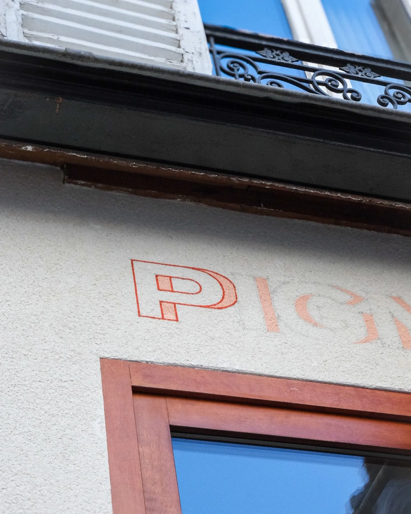 Voir le nom Pigments inscrit sur la fa&ccedil;ade nous a fait quelque chose.

Pendant des mois, le projet a exist&eacute; dans nos t&ecirc;tes, des carnets, des maquettes, des discussions tard le soir.

L&agrave;, il devenait r&eacute;el. Concret. 

