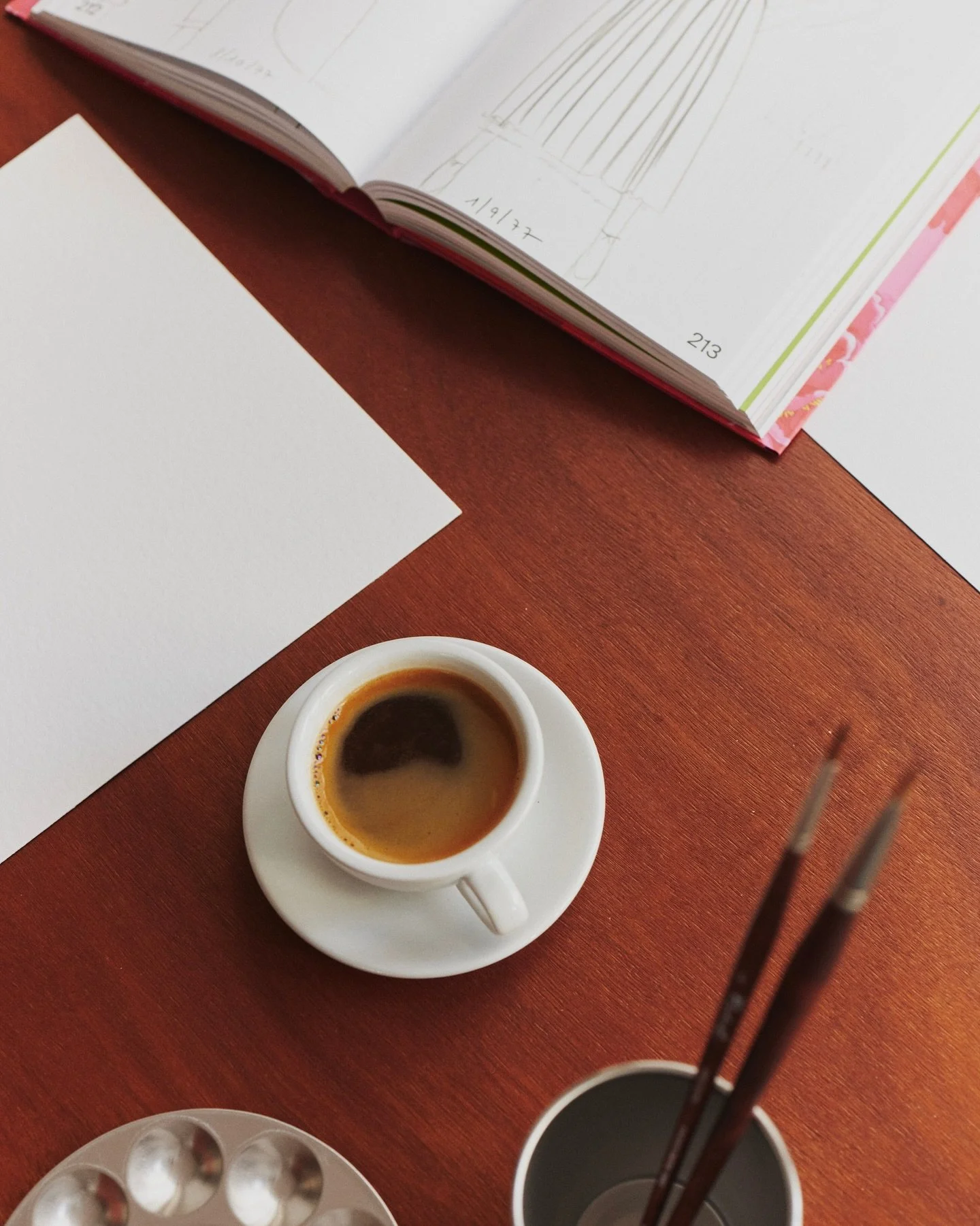 Un caf&eacute;.
Une gourmandise.
Un livre d&rsquo;art &agrave; feuilleter.
Chez Pigments, on peut aussi simplement s&rsquo;installer et d&eacute;connecter.

Du mardi au dimanche.
Avec ou sans r&eacute;servation.
Art studio &amp; caf&eacute;