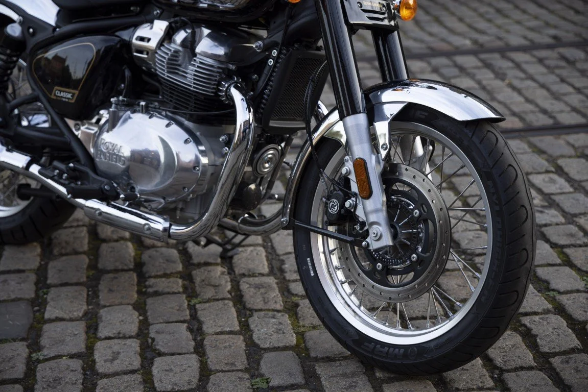 Royal Enfield Classic 650 Black-Crome detail_032_111124120739 (Střední).jpg