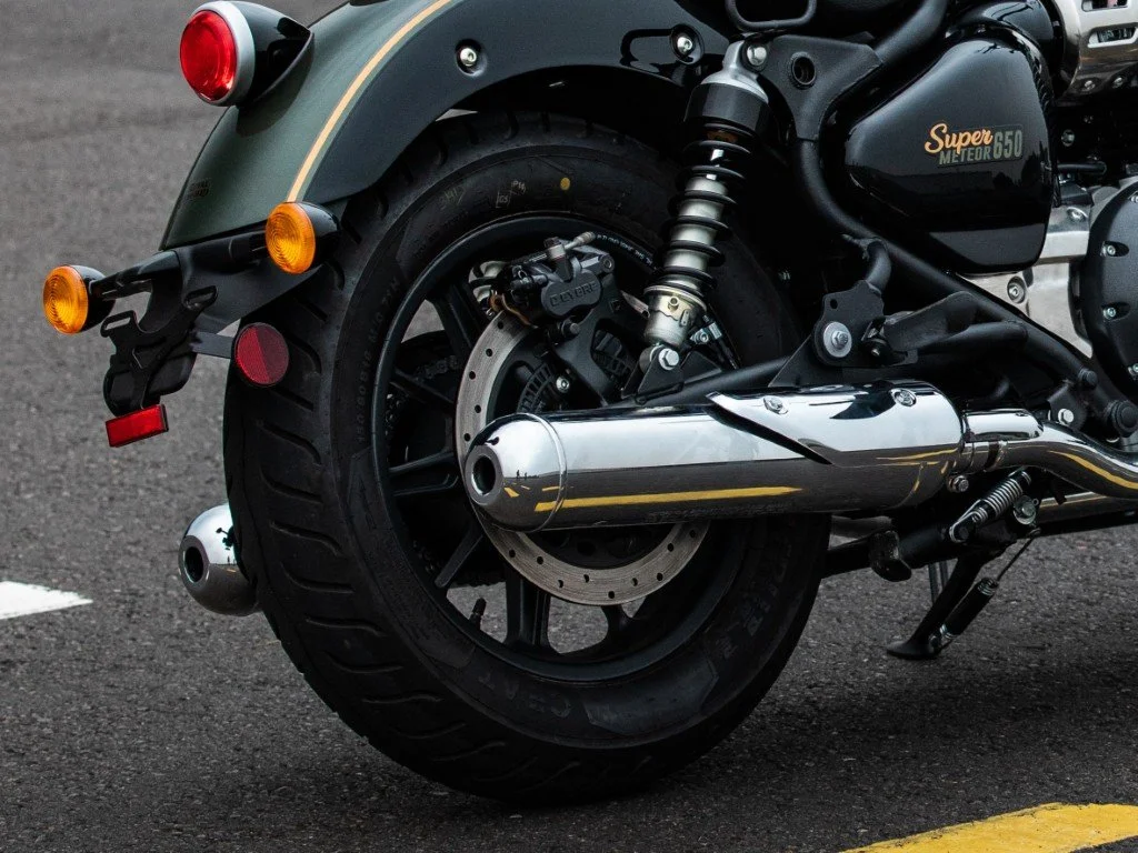 Super Meteor 650 Interstellar Green19 (Střední).jpg