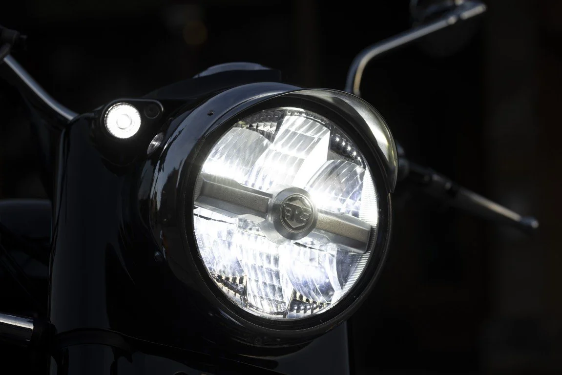 Royal Enfield Classic 650 Black-Crome detail_041_111124120740 (Střední).jpg