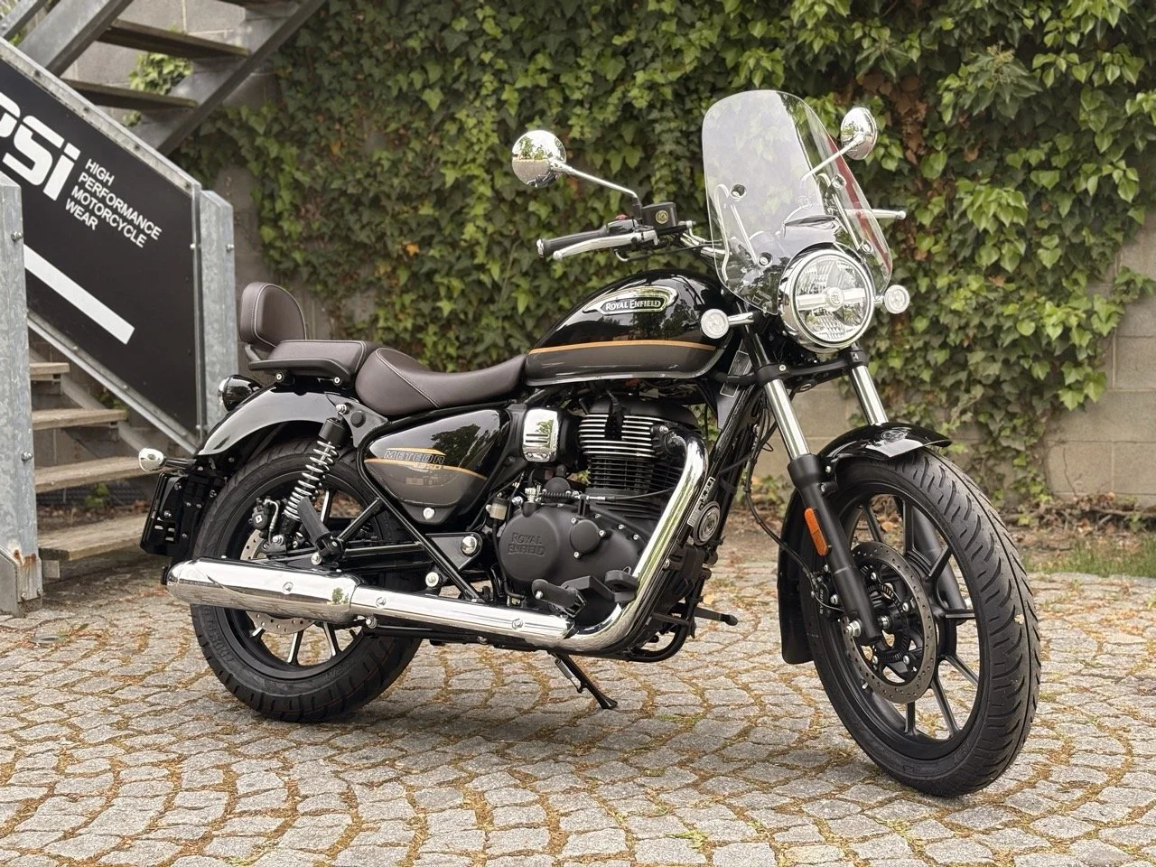 Meteor 350 – Supernova Black