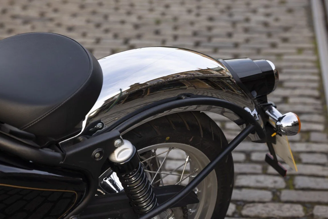 Royal Enfield Classic 650 Black-Crome detail_018_111124120738 (Střední).jpg