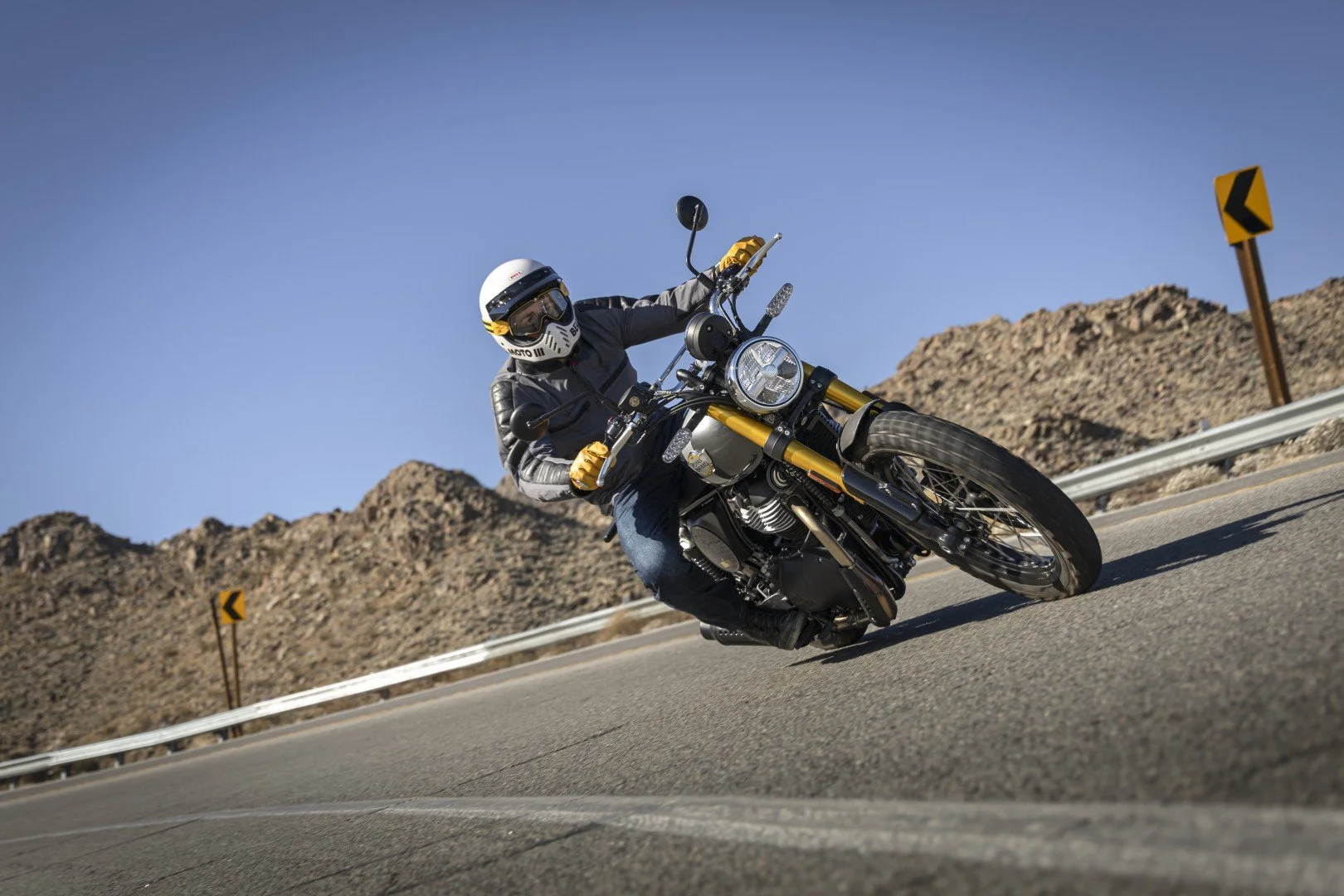 RoyalEnfield_Bear650_act_021_071124123031 (Velký).jpg