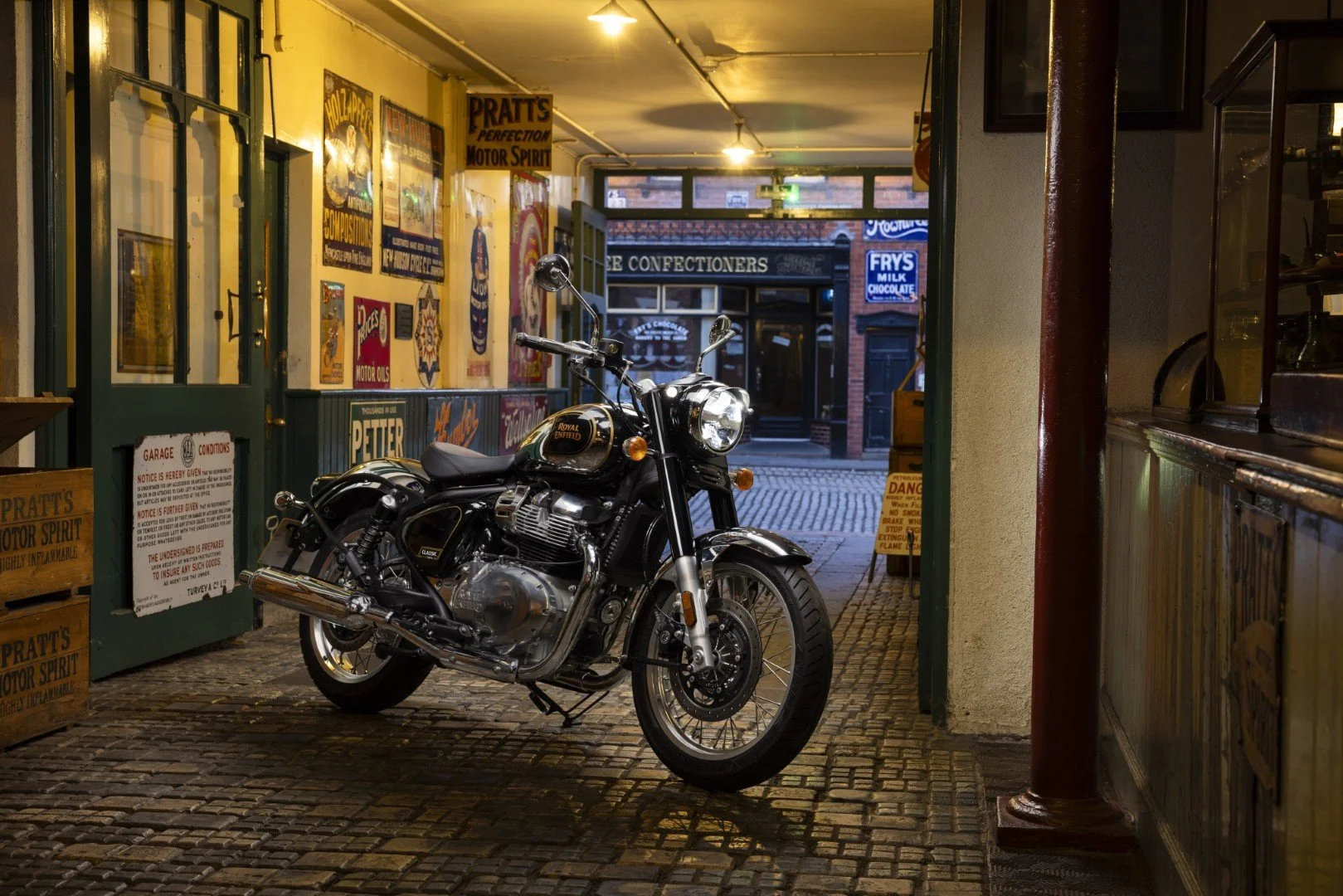 Royal Enfield Classic 650 Black-Crome__002_111124115853 (Velký).jpg