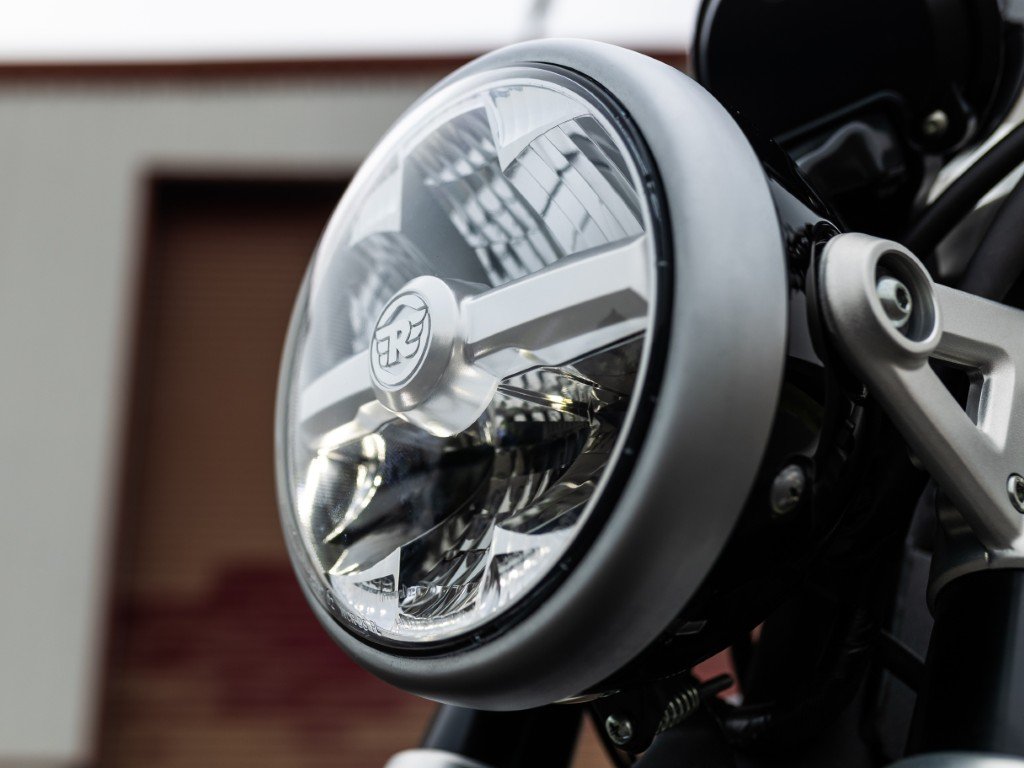 Super Meteor 650 details25 (Střední).jpg