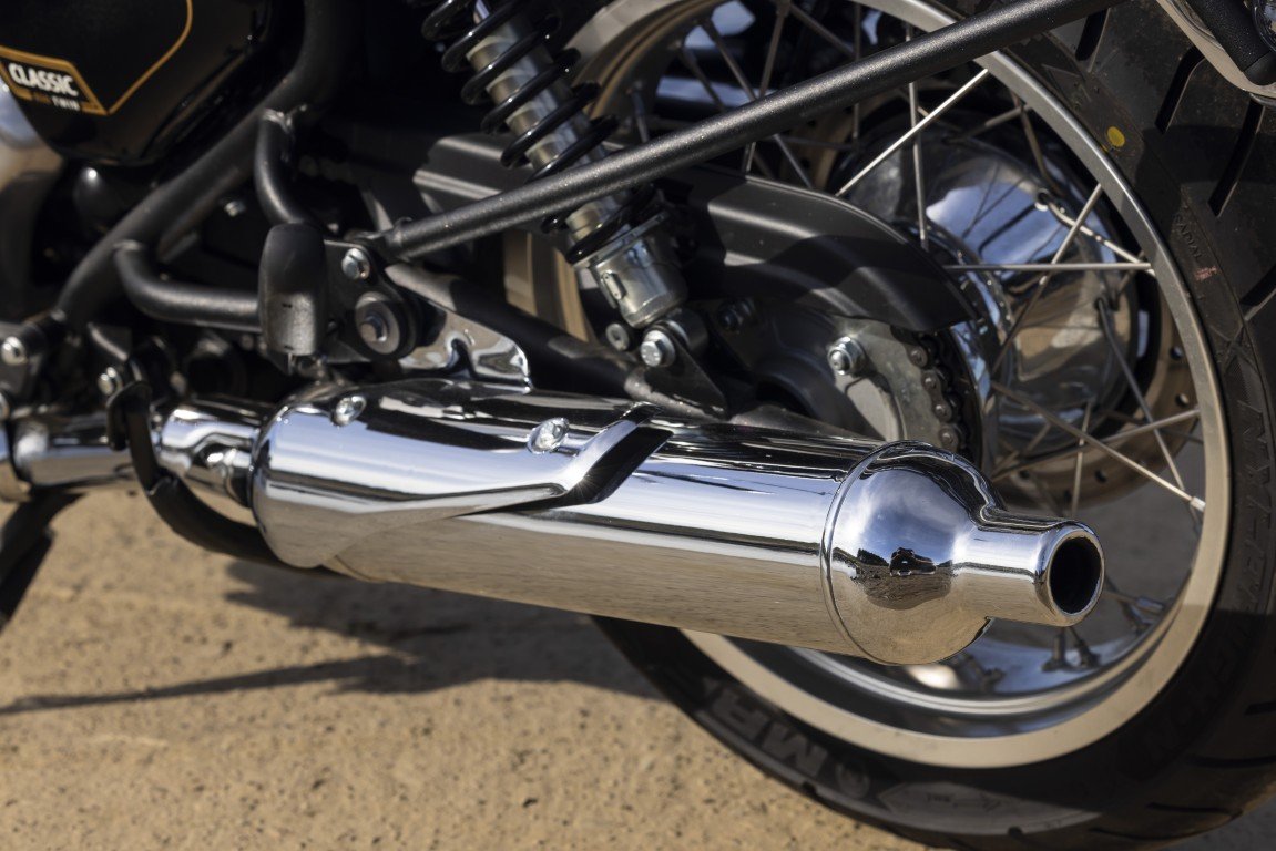 Royal Enfield Classic 650 Black-Crome detail_062_111124120742 (Střední).jpg