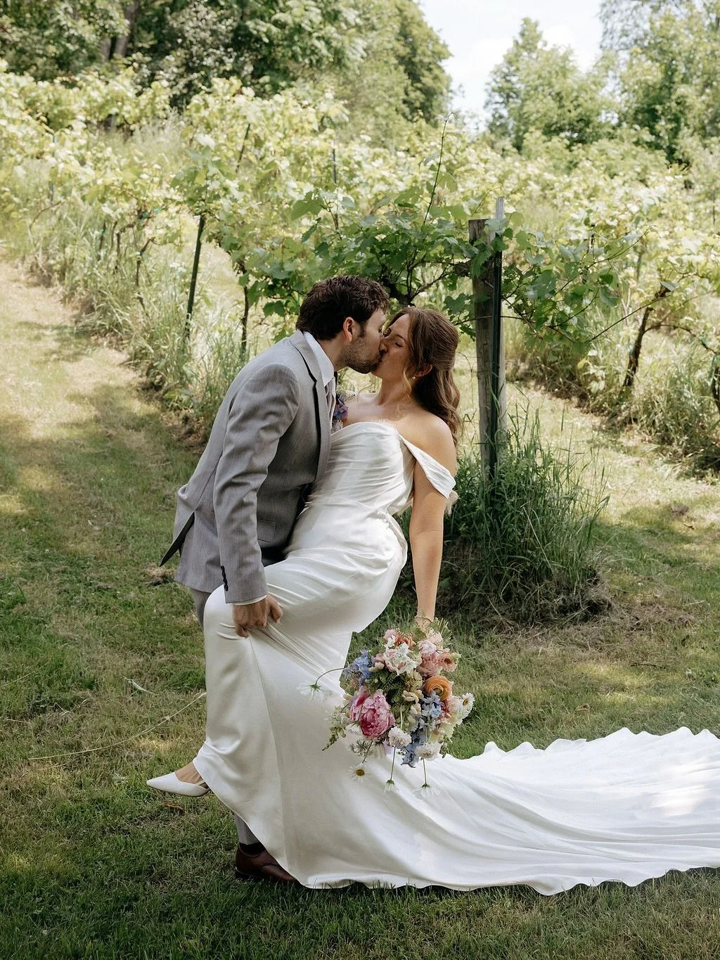 ✨Pure magic from M&amp;D&rsquo;s June Wedding!✨

We can&rsquo;t wait to see more from @keliphotography and this stunning day for the sweetest people! 🥹 I just love LOVE 💕

📷: @keliphotography 
🌼: @deanstreetdaisies 
@starliteventsny 
@serenaatbir