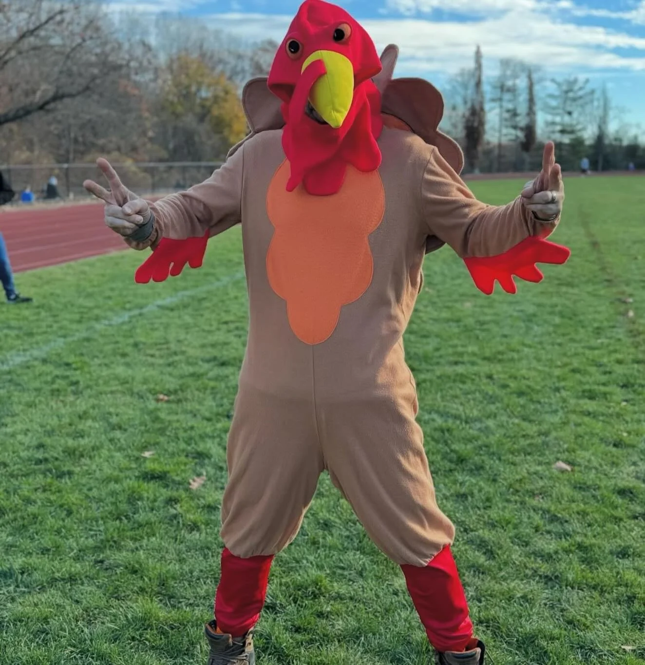 🦃🏆🏃&zwj;♀️🏃&zwj;♂️We&rsquo;re super excited for our SES Turkey Trot this Saturday, 11/15!!! 

We&rsquo;re still looking for a few volunteers!! ⬇️

Link below on how to sign - up!! 

Weather looks chilly but sunny!! ☀️🌞

https://m.signupgenius.co
