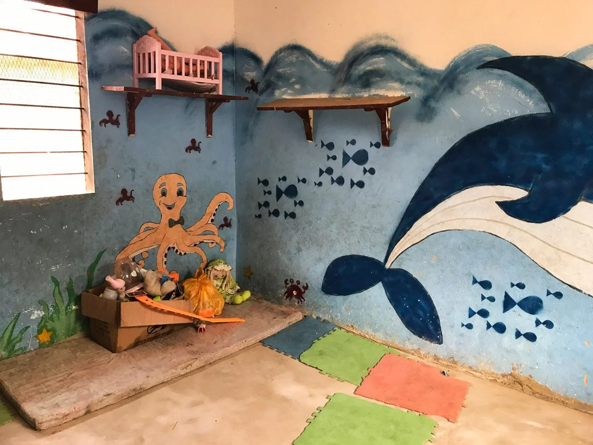 Ein farbiges Zimmer, im Kindergarten der Organisation Nafrika. Auf die Wände sind farbige Tintenfische und Wale gemalt. Man sieht Spielsachen an welchen sich die Knder erfreuen werden.