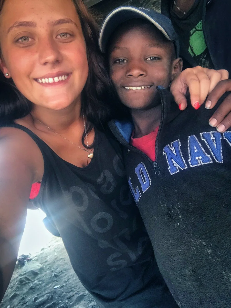 Nathalie Narbel hält einen obdachlosen Strassenjungen im Arm, beide lachen glücklich, obwohl die Szenerie unter einer Brücke in Nairobi nicht sehr einladend aussieht