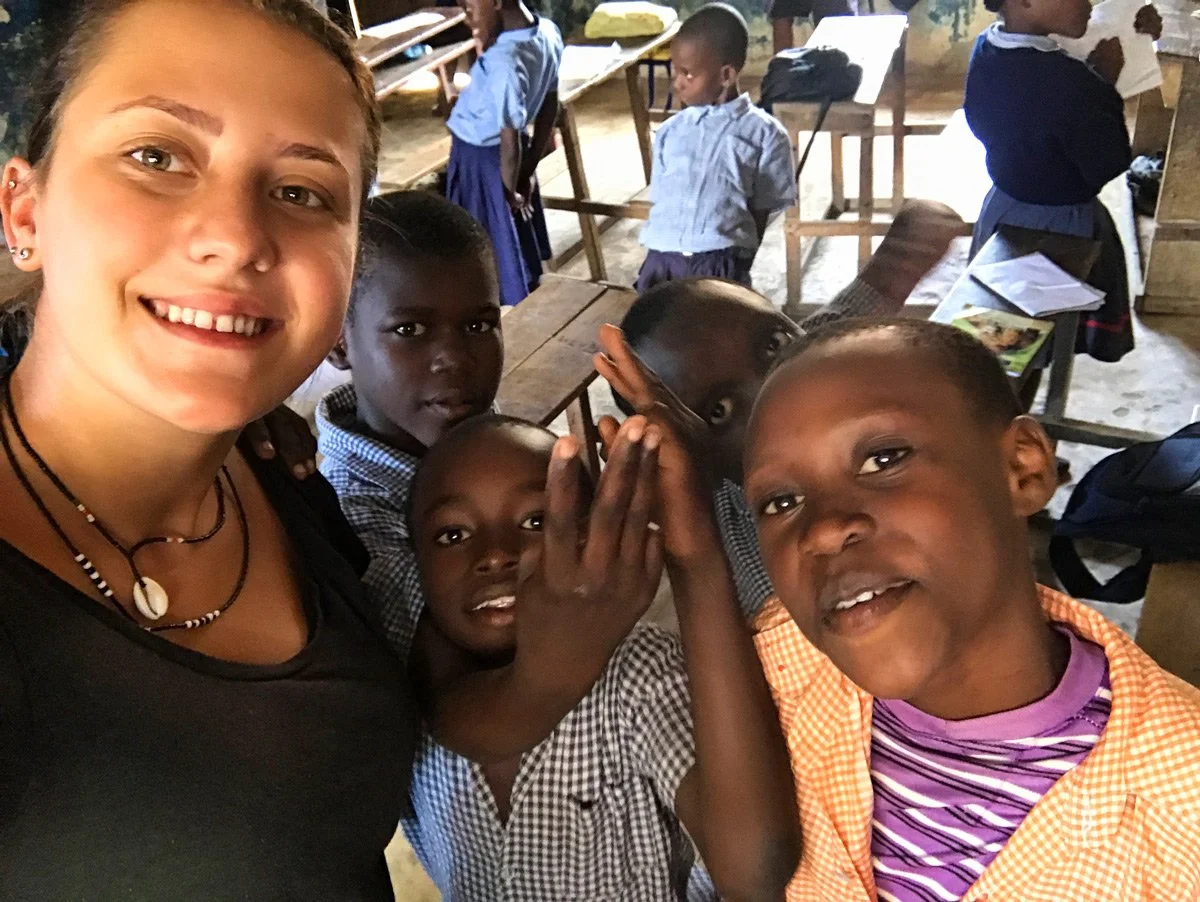Die Gründerin der Hilfsorganisation Nafrika, Nathalie Narbel inmitten vieler afrikanischer Kinder welche sie dank ihrer Hilfsorganisation Nafrika von der Strasse in ein geschütztes Leben fürhren konnte. Diese Kinder werden oft Opfer sexualisierter Ge