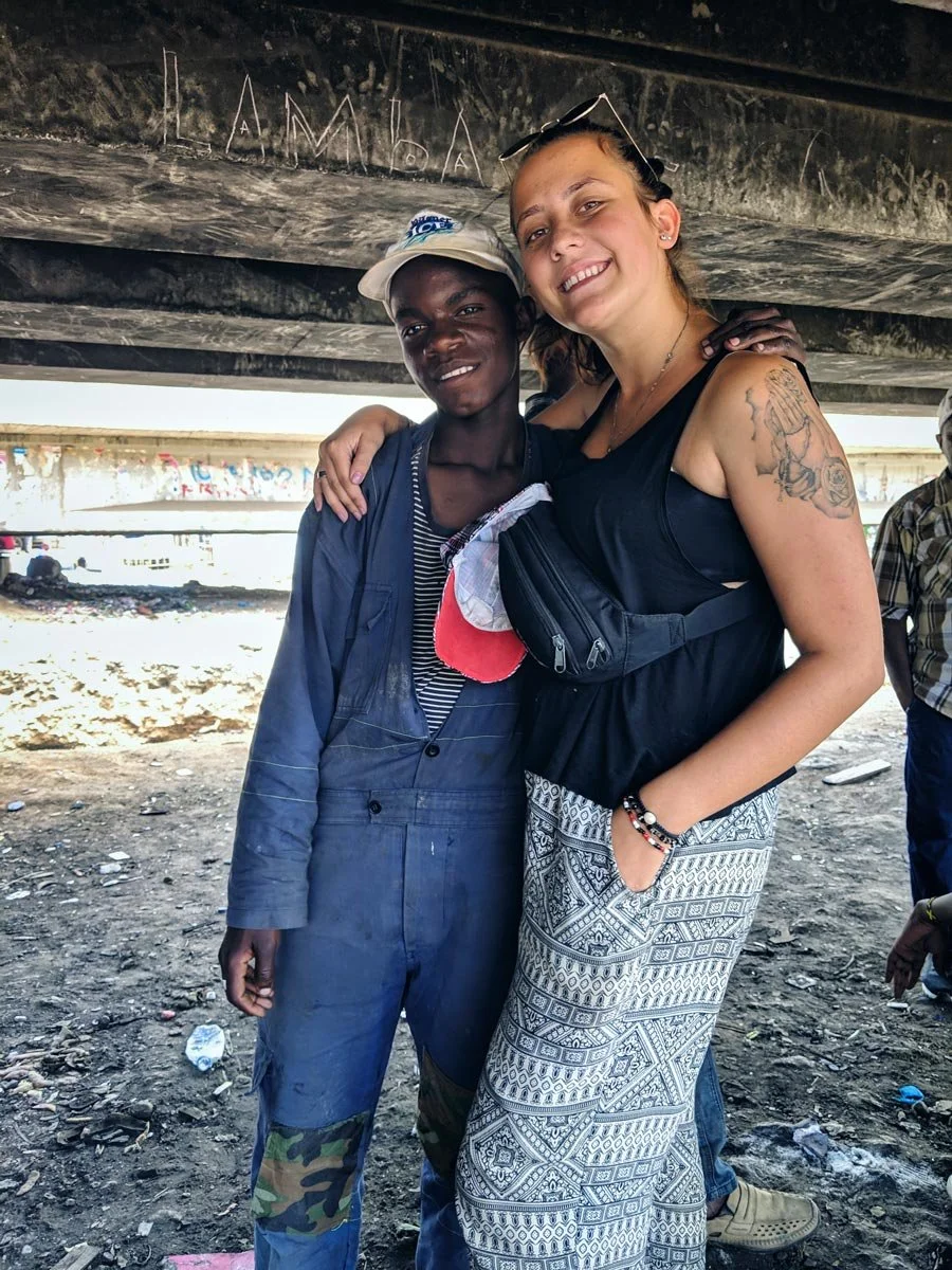Nathalie Narbel hält einen glücklich strahlenden obdachlosen Jungen im Arm. Die junge schweizerin versucht mit ihrer Hilfsorganisation Nafrika die Strassenkinder von Nairobi vor sexualisierter Gewallt, Drogen und Organhandel zu schützen