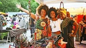 Drei Afrikanerinnen lachen glücklich auf dem Nafrika-Fest