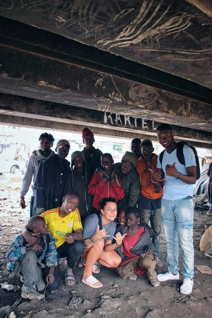 Nathalie Narbel ist mit einer gruppe Jugendlicher Obdachloser unter einer Brücke in Nairobi-Afrika. Diese Jugendlichen sind obdachlose Strassenkinder welchen Nathalie Narbel mit ihrer schweizer Hilfsorganisation NAFRIKA versucht zu helfen.