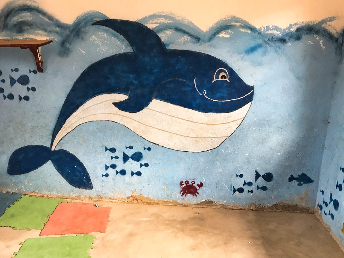 Ein blauer Walfisch wurde auf eine Wand gemalt, im Kindergarten der Hilfsorganisation Nafrika welche von Nathalie Narbel gegründet wurde
