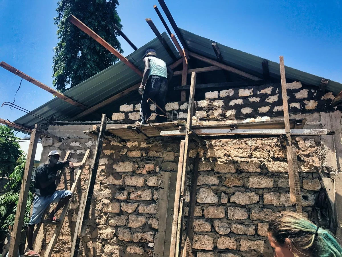 Zwei Männer bauen in Nairobi eine Hauswand für die Hilfsorganisation Nafrika von Nathalie Narbel