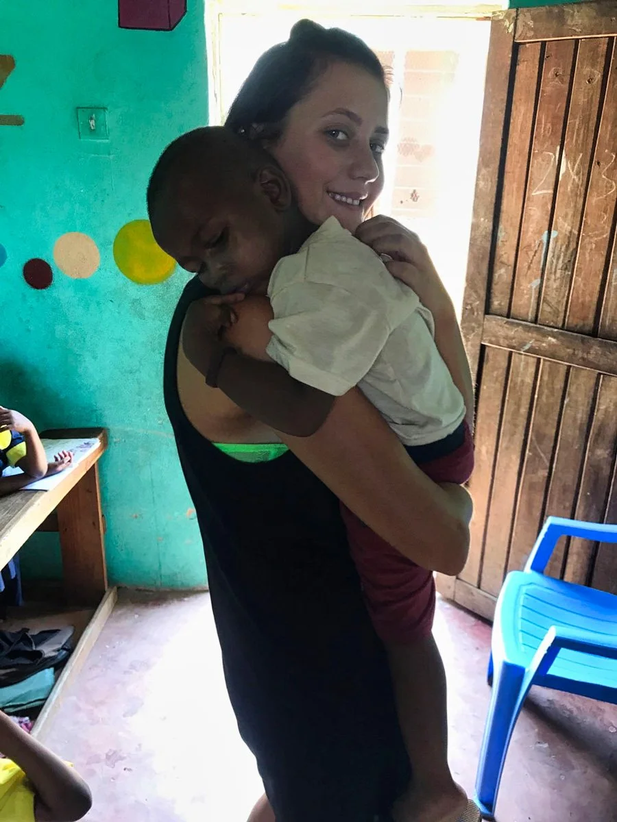 Nathalie Narbel ist eine junge Frau aus der Schweiz, im Arm hält sie ein obdachloses Kleinkind. Sie versucht mit ihrer Hilfsorganisation Nafrika den obdachlosen Strassenkinder von Nairobi-Afrika zu helfen