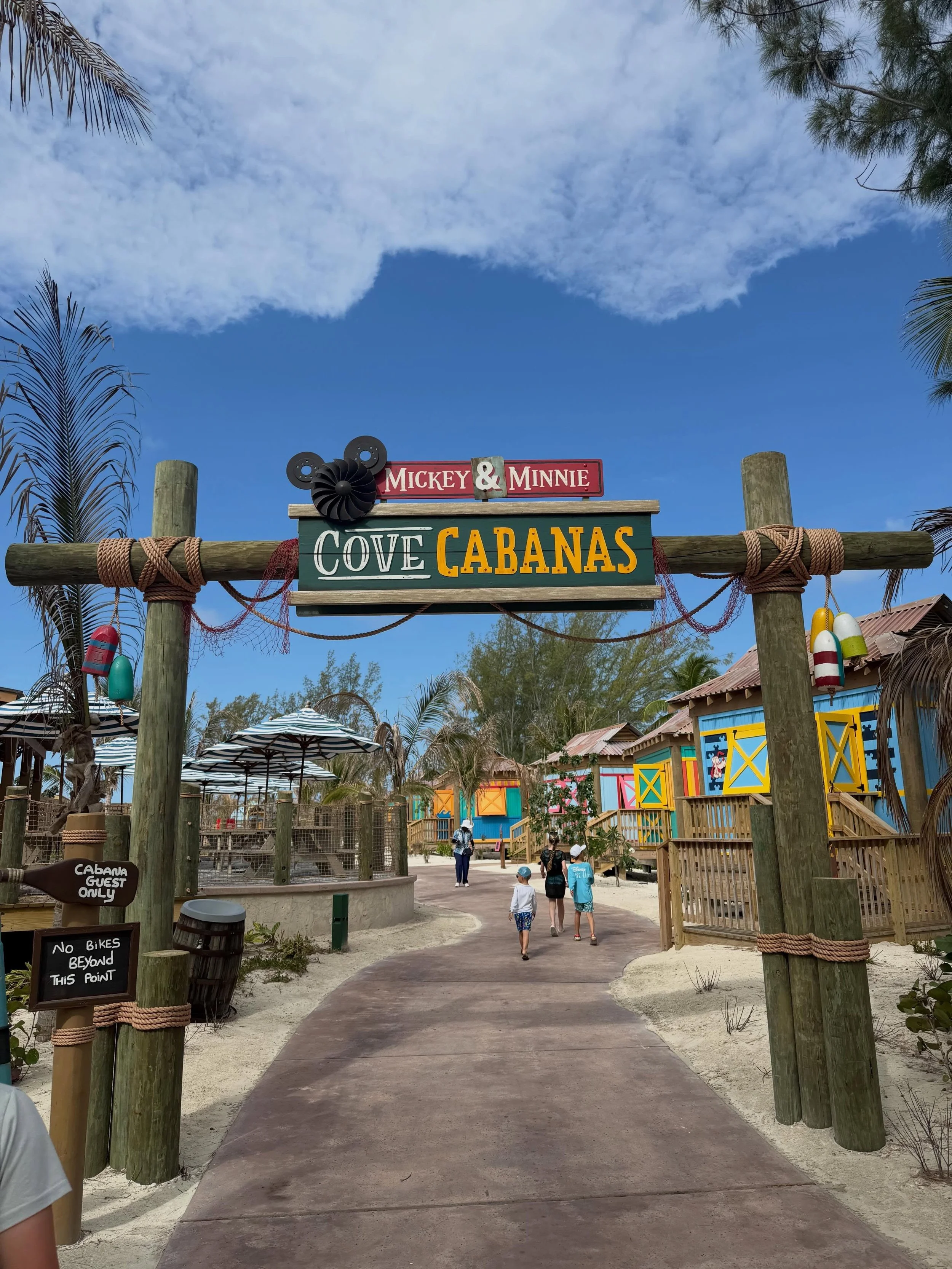 There&rsquo;s relaxing on vacation and then there&rsquo;s spending the day in the Grand Family Cabana at Disney&rsquo;s Castaway Cay 🤍☀️

The Mickey &amp; Minnie Cove Cabanas are such a special way to experience the island, with private beachfront s