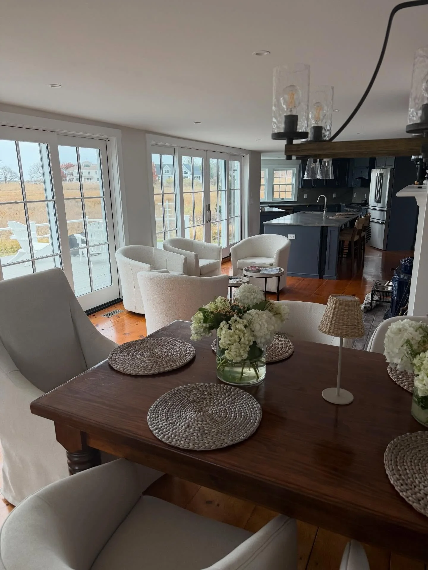 Warm and cozy for the holidays in a fresh and clean home 🦃🎄
It&rsquo;s always nice seeing happy clients spending this special time in their finished spaces 🥂

#marshviewretreat
#gamanbuilders
#capecodbuilders
#ontimeonbudget