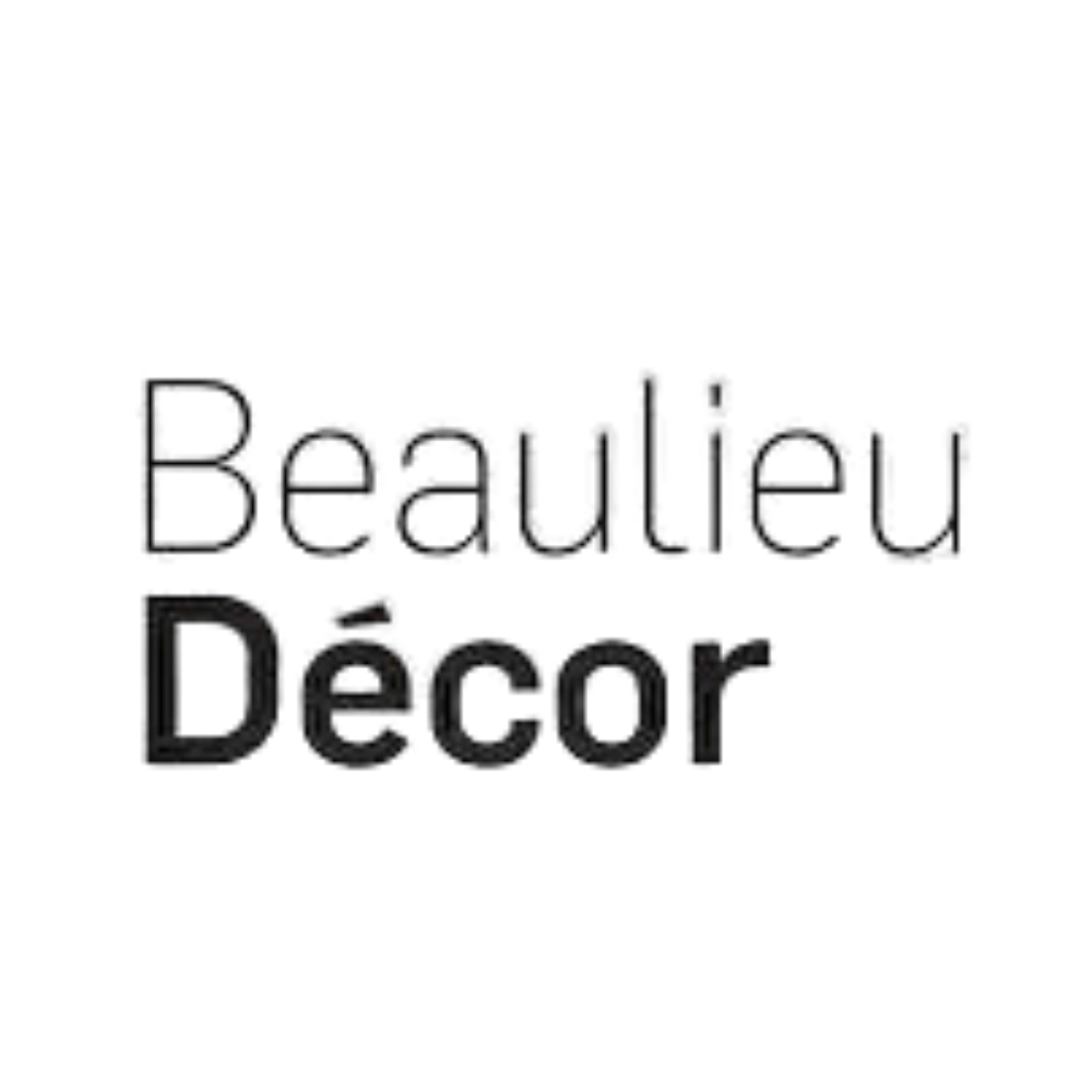 Une scène nocturne montrant une ville illuminée avec plusieurs bâtiments et des lumières brillantes.