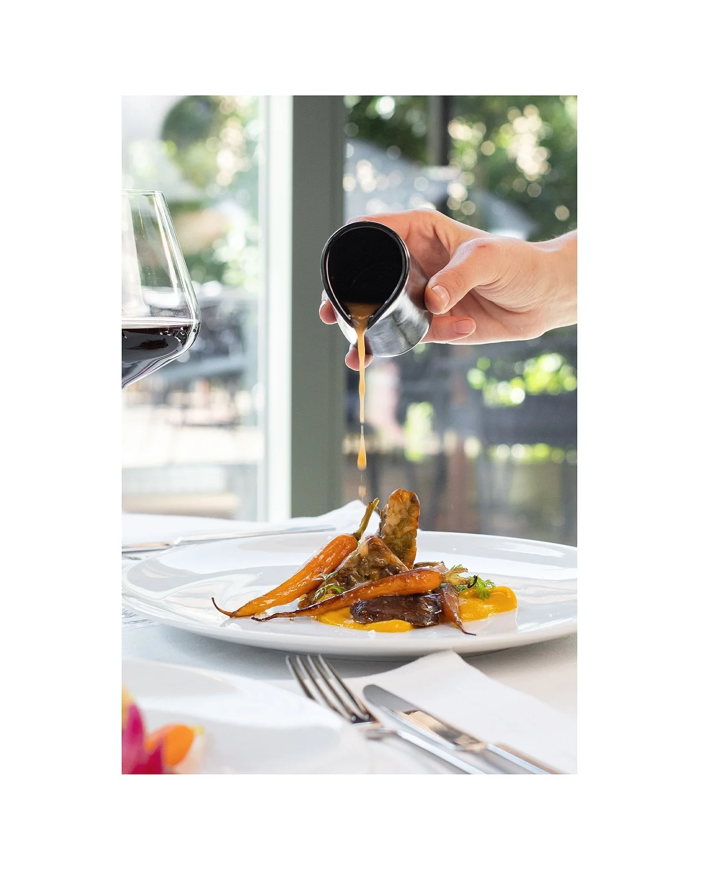 Per &lsquo;Il Mansio&rsquo; ho scelto uno stile fotografico luminoso, pulito ed essenziale, capace di valorizzare la purezza e l&rsquo;eleganza dei piatti. 

In questo nuovo concept vegan e sostenibile, la chef Veronica (@esperienzavegetale) trasform