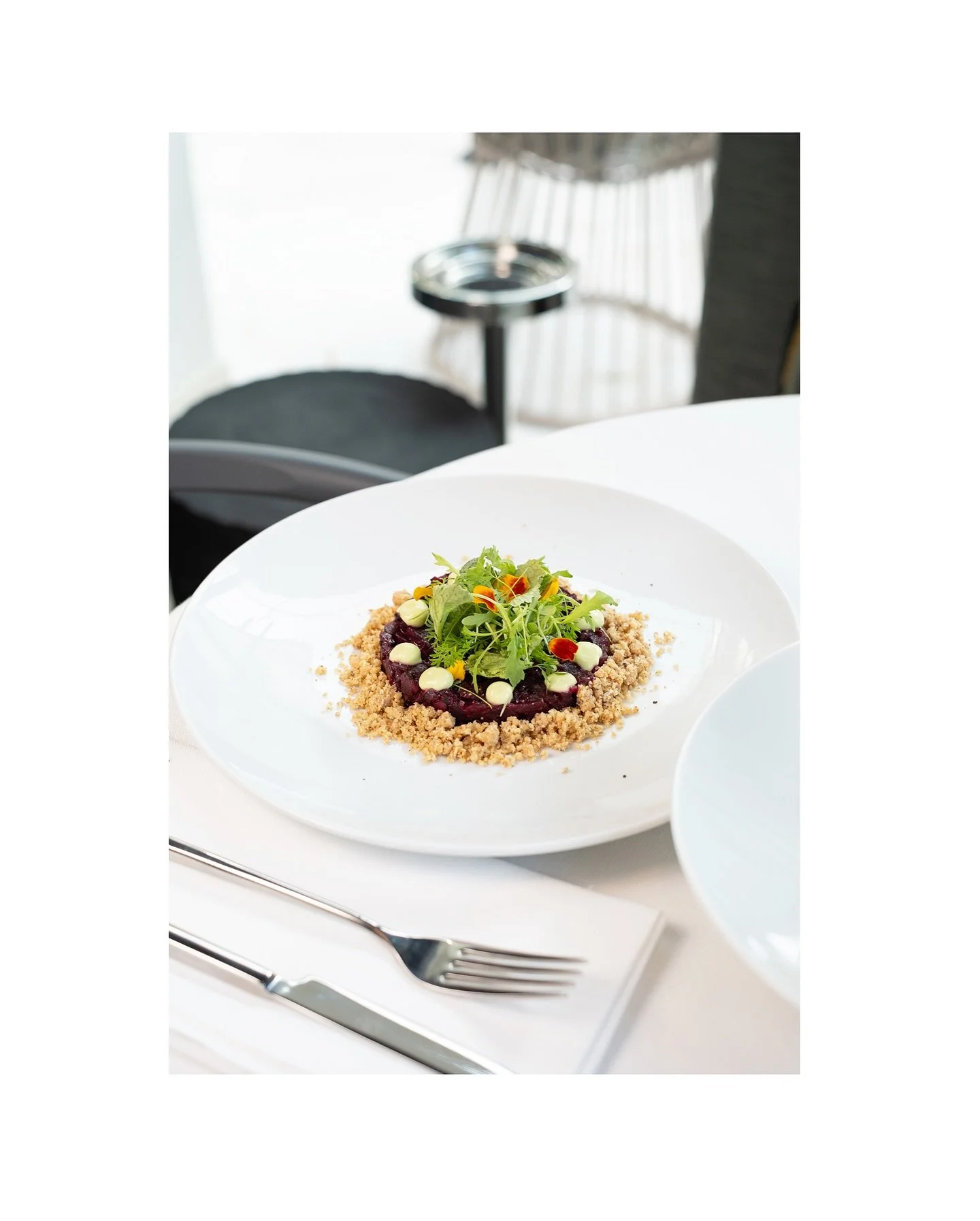 L&rsquo;esperienza vegetale continua. 

E il linguaggio visivo &egrave; lo stesso: luce naturale, sfondi bianchi e composizioni essenziali. Un&rsquo;estetica che lascia spazio alla materia prima, alla sua autenticit&agrave;, ai colori e alle texture 