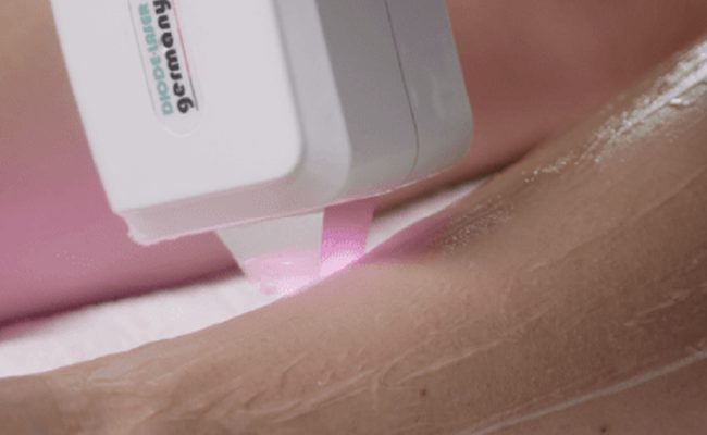 Hautpflegeprodukte und ein Hautpflegeapplikator auf der Haut.