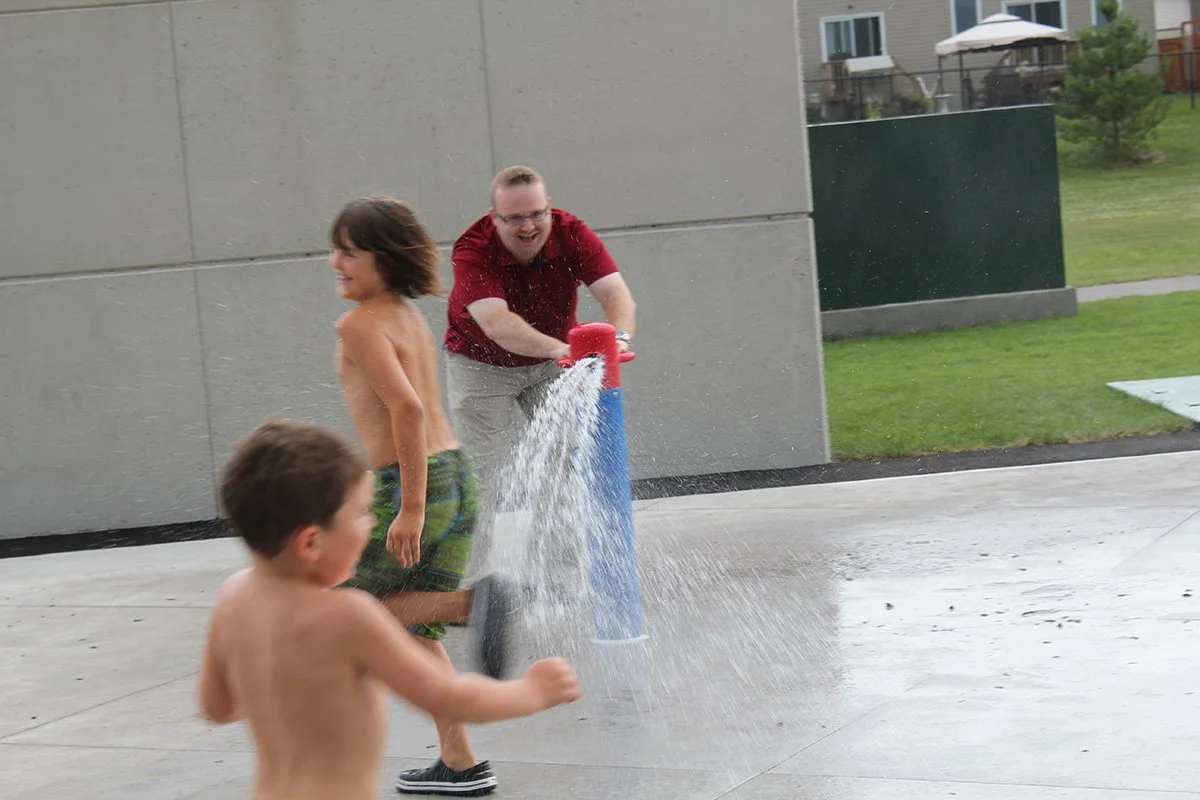 Blais fait des vagues avec des enfants du quartier à la nouvelle aire de jets d'eau du parc provence