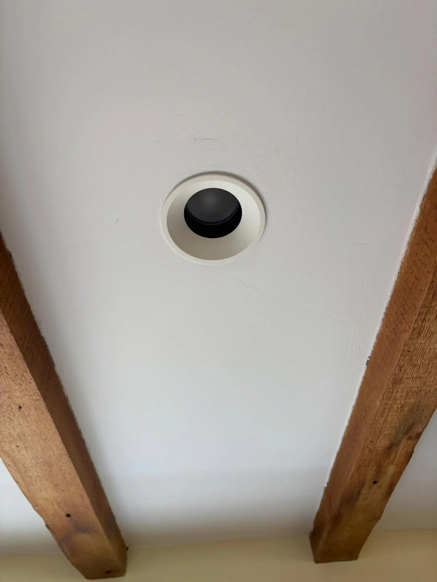 💡 Kitchen Lighting Upgrade

Upgrading the kitchen lighting by removing the existing fittings and installing premium @orlunaled fittings, paired with beautiful @corstonarchitecturaldetail switches.

Lighting specified and supplied by @optino_lighting