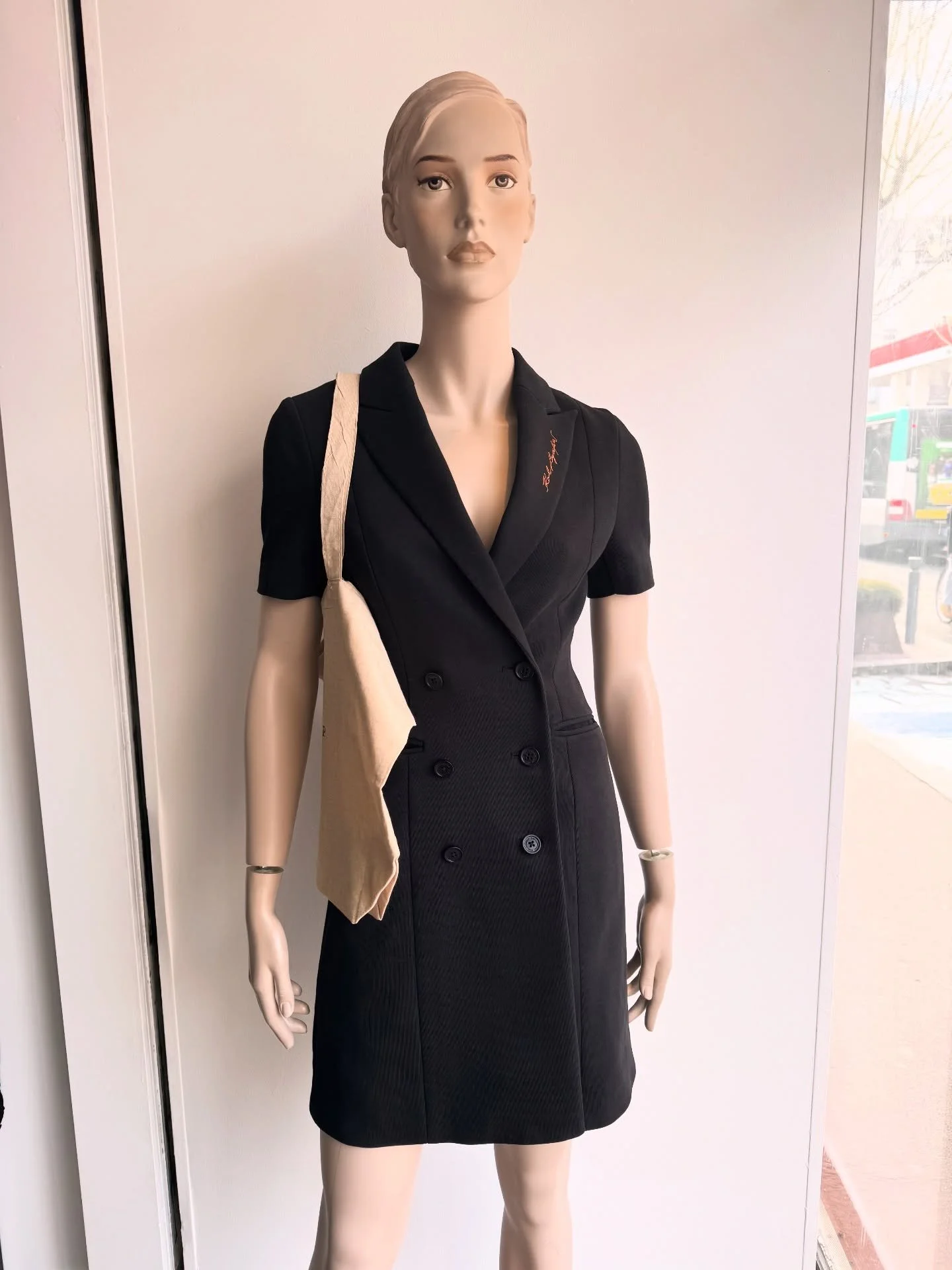 Robe Karl Lagerfeld &middot; 7 points

#malakoff #moderesponsable #modecirculaire #modeethique