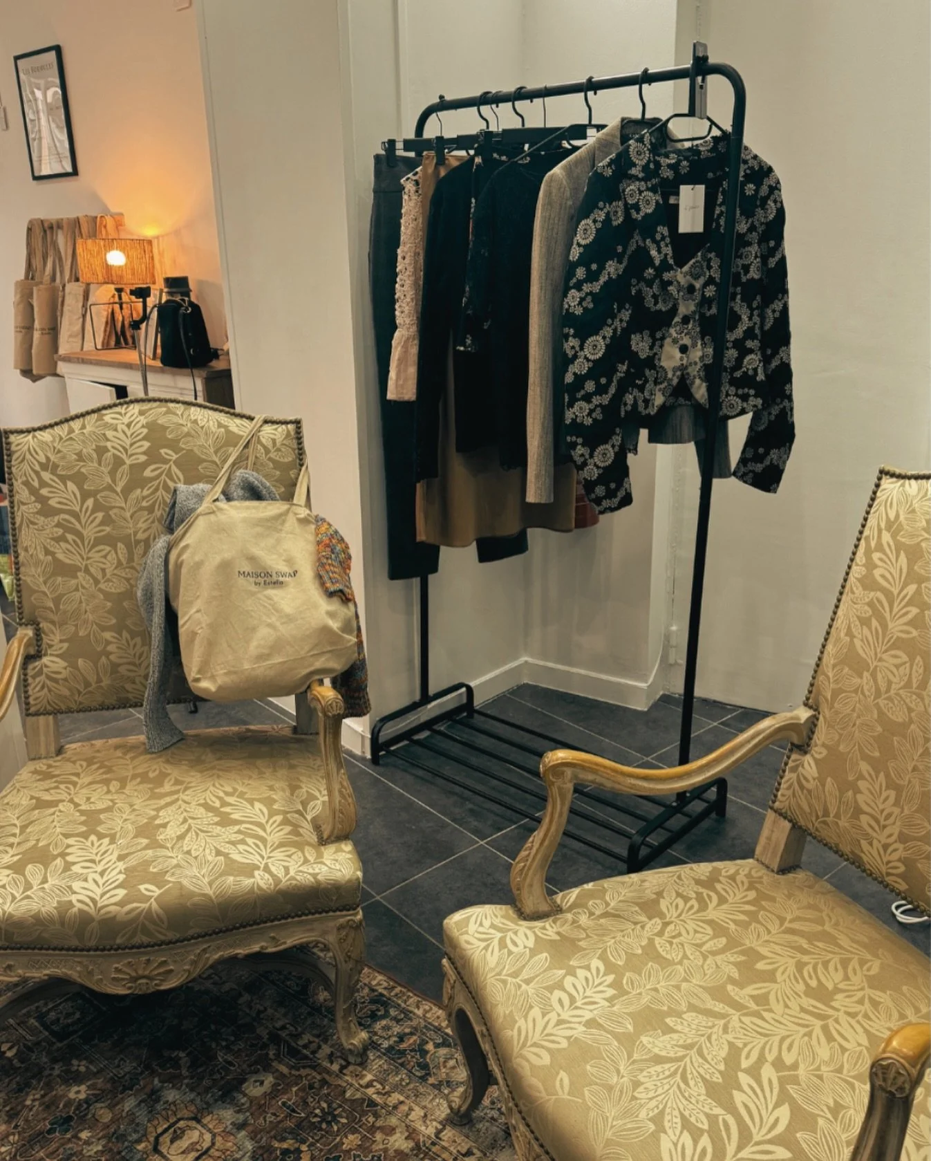 Ici tu te renouvelles quand tu veux.

Tu peux apporter ce que tu ne portes plus,
utiliser une partie de tes points aujourd&rsquo;hui, et garder le reste pour plus tard.

Maison Swap, c&rsquo;est se sentir nouvelle &agrave; ton rythme : chaque semaine