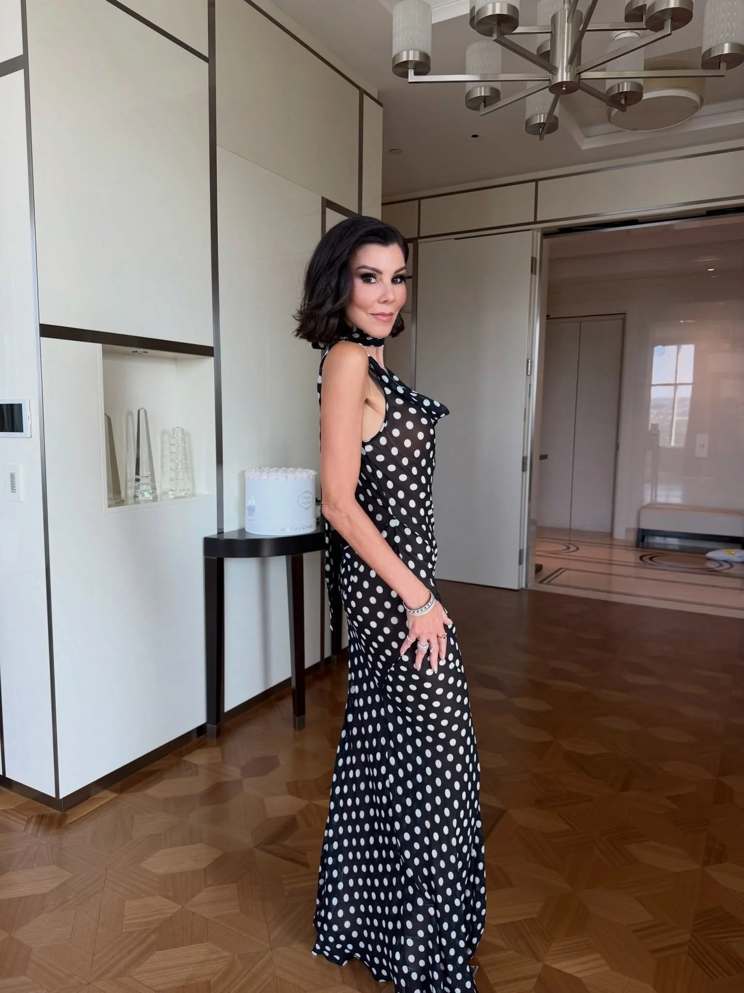 Premiere party ready !!! Let&rsquo;s celebrate 20 seasons of RHOC 🍊🥂💃🏻❤️

Comment GLAM and I&rsquo;ll send you all the outfit details ! 

#RHOC #RHOCseason20 #realhousewivesoforangecounty #premierelook #bravotv

Details on tonight&rsquo;s look 💃